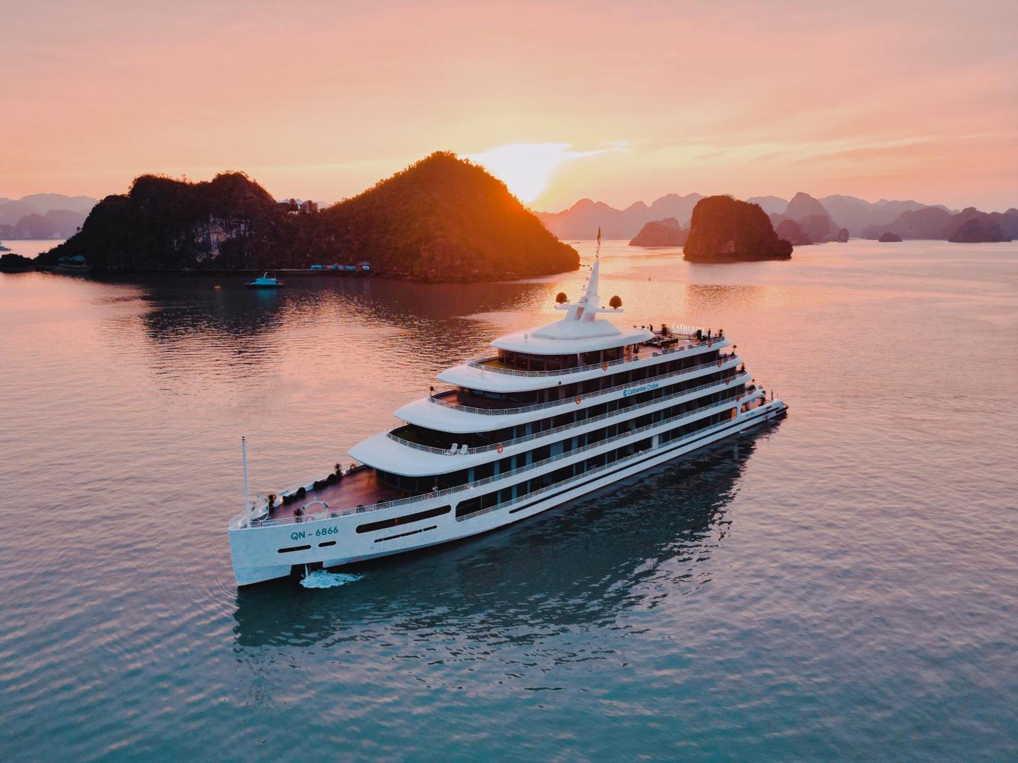  Catherine Cruises Bay