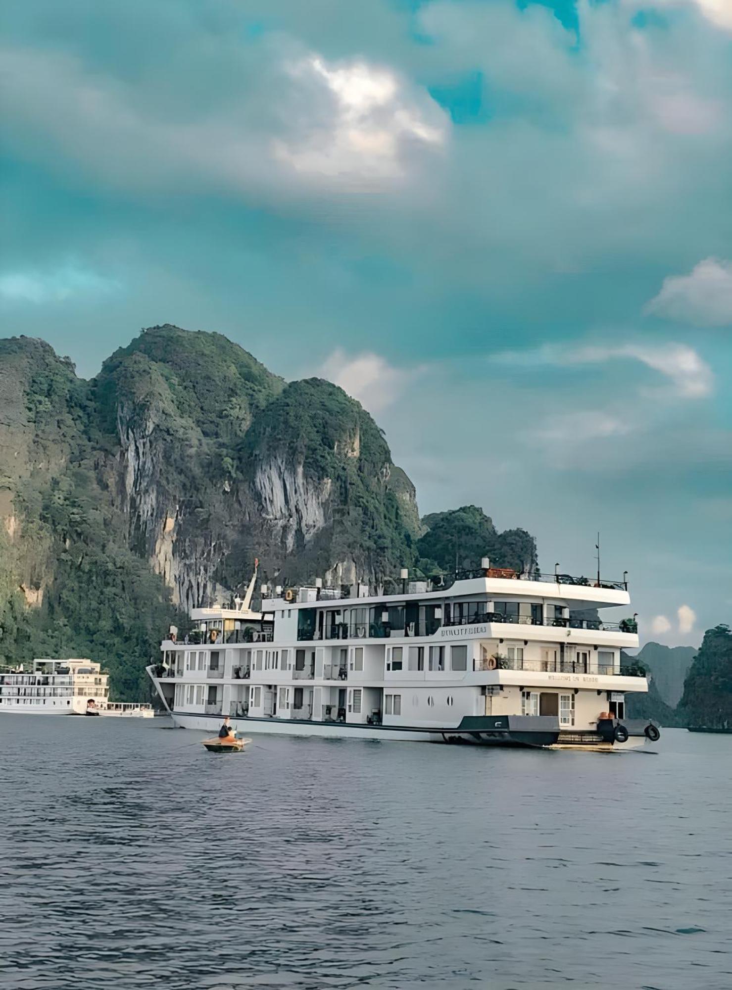 Verdure Lotus Grandeur Cruise Hotel