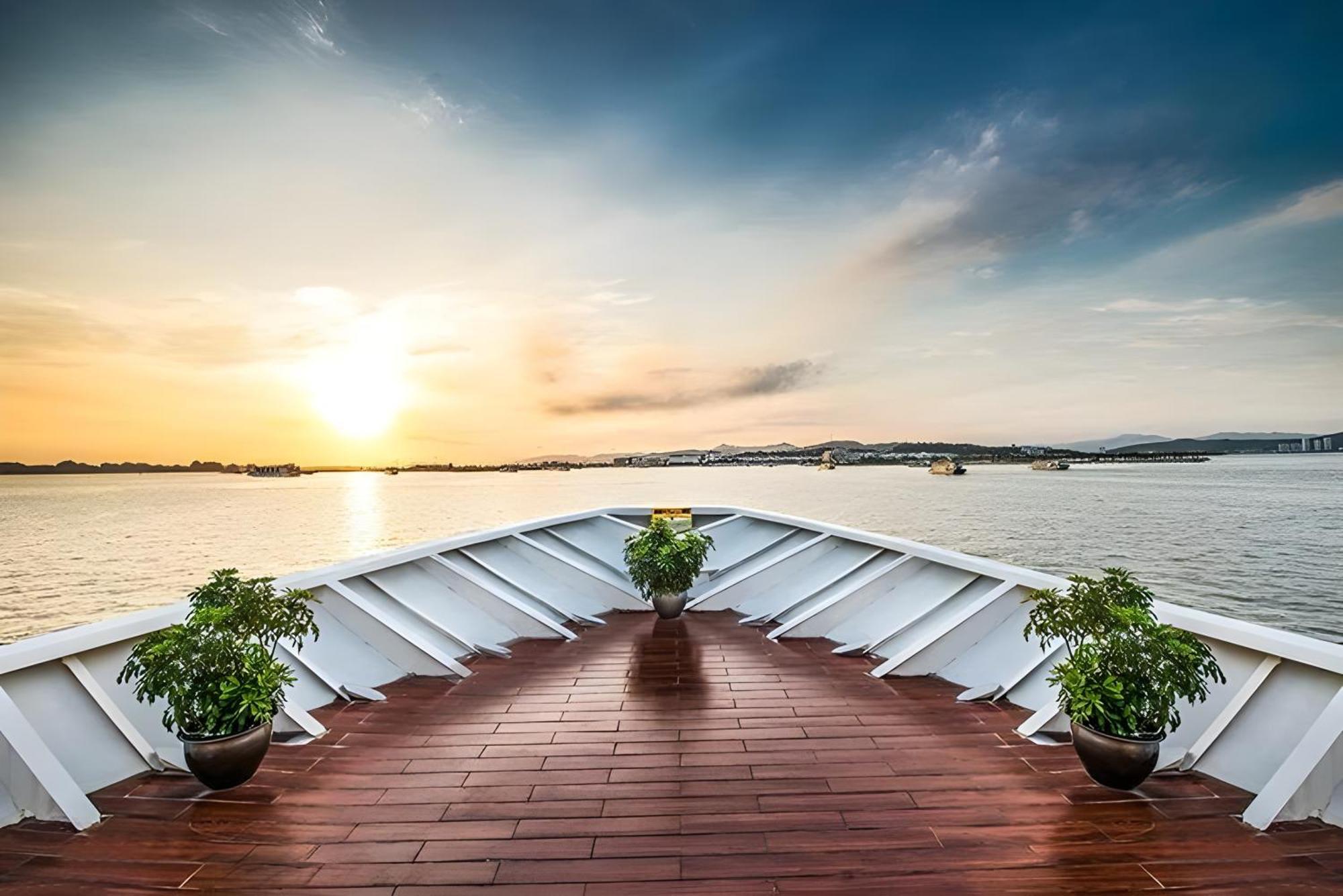Verdure Lotus Grandeur Cruise Hotel 5*