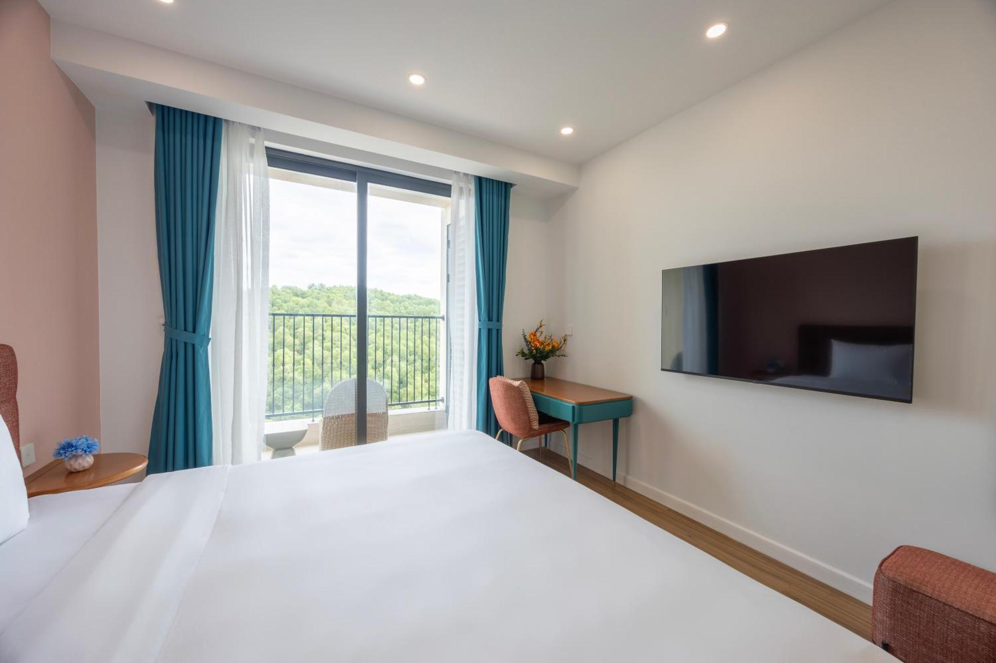 Hillside Ocean Balcony Firework Delight Aparthotel