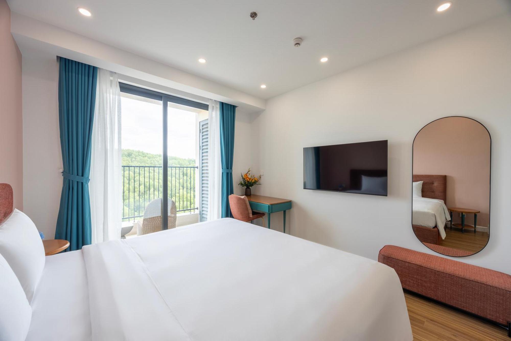 Hillside Ocean Balcony Firework Delight Aparthotel