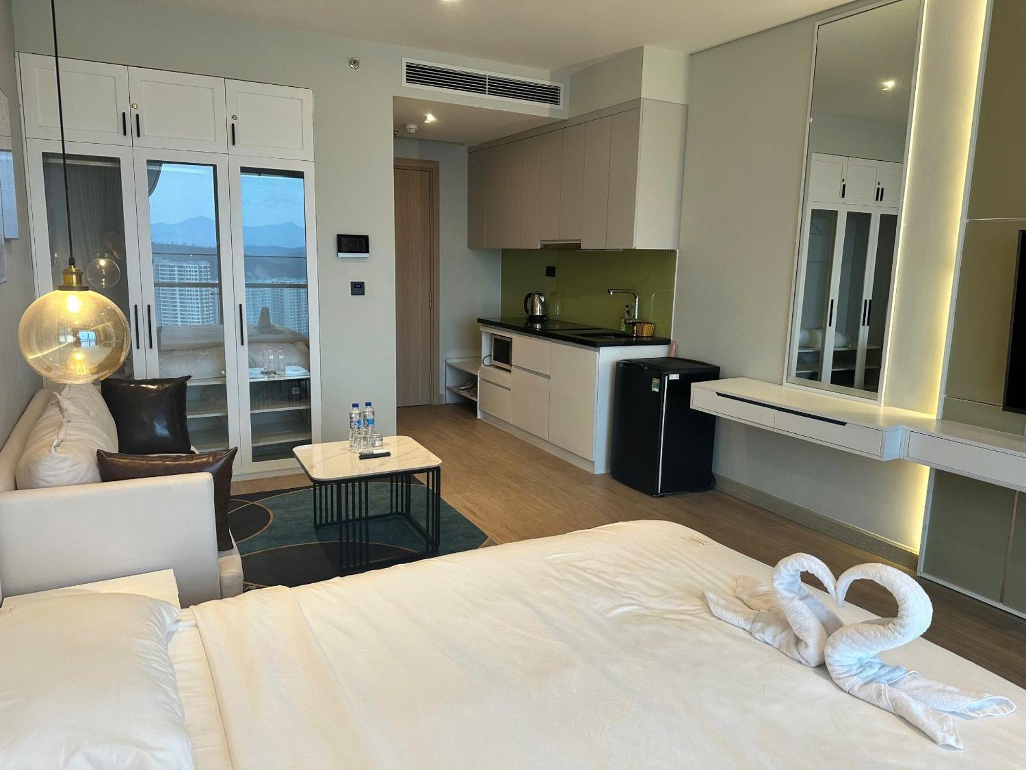 Bay View Halong Panoramic Bay View Luxury