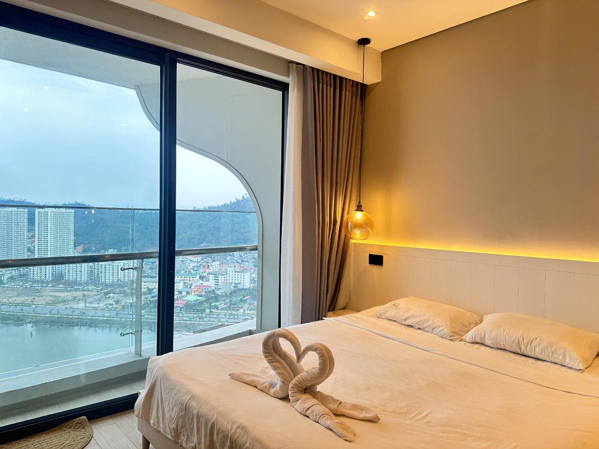 Bay View Halong Panoramic Bay View Luxury Ha Long