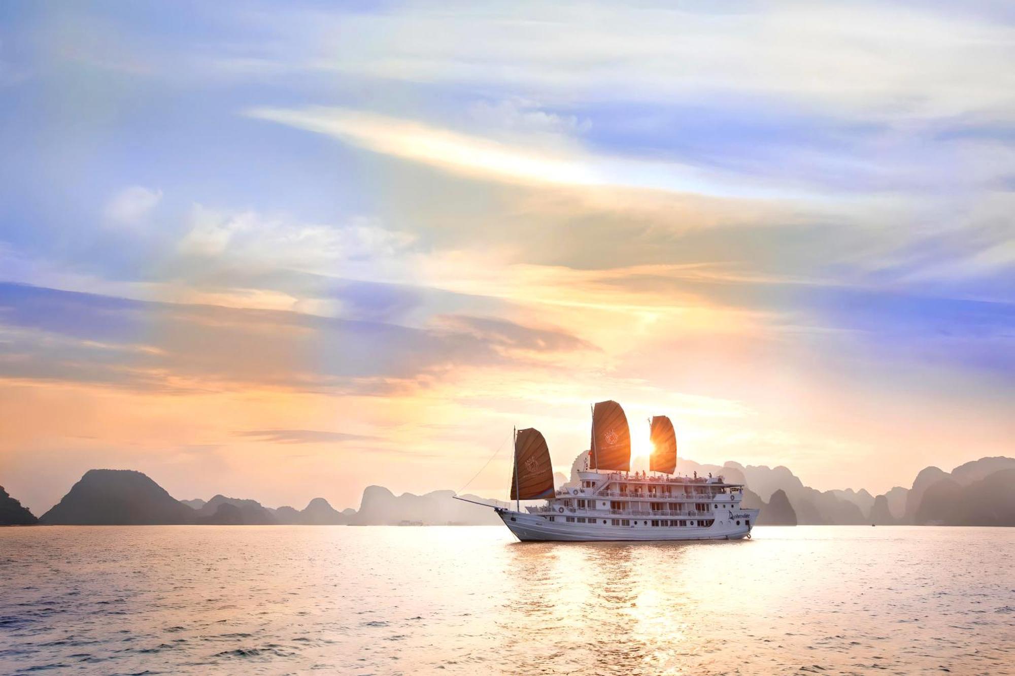Botel Hera Classic Boutique Cruise Ha Long