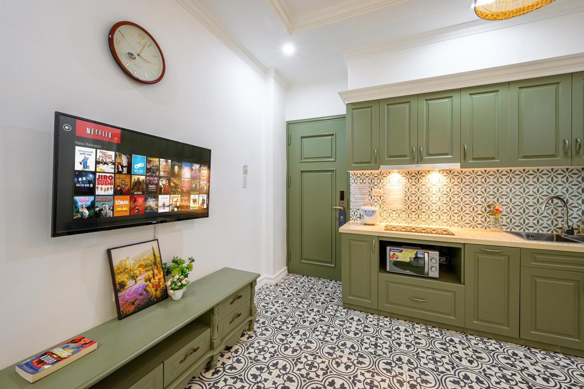 Luxe Paradise Dich Vong Hau Hotel