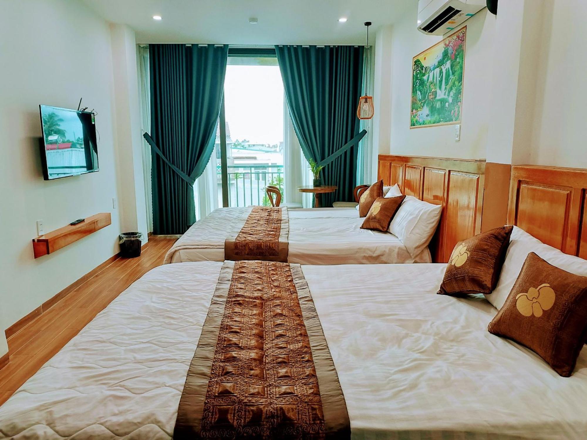 Phuong Dong Hotel