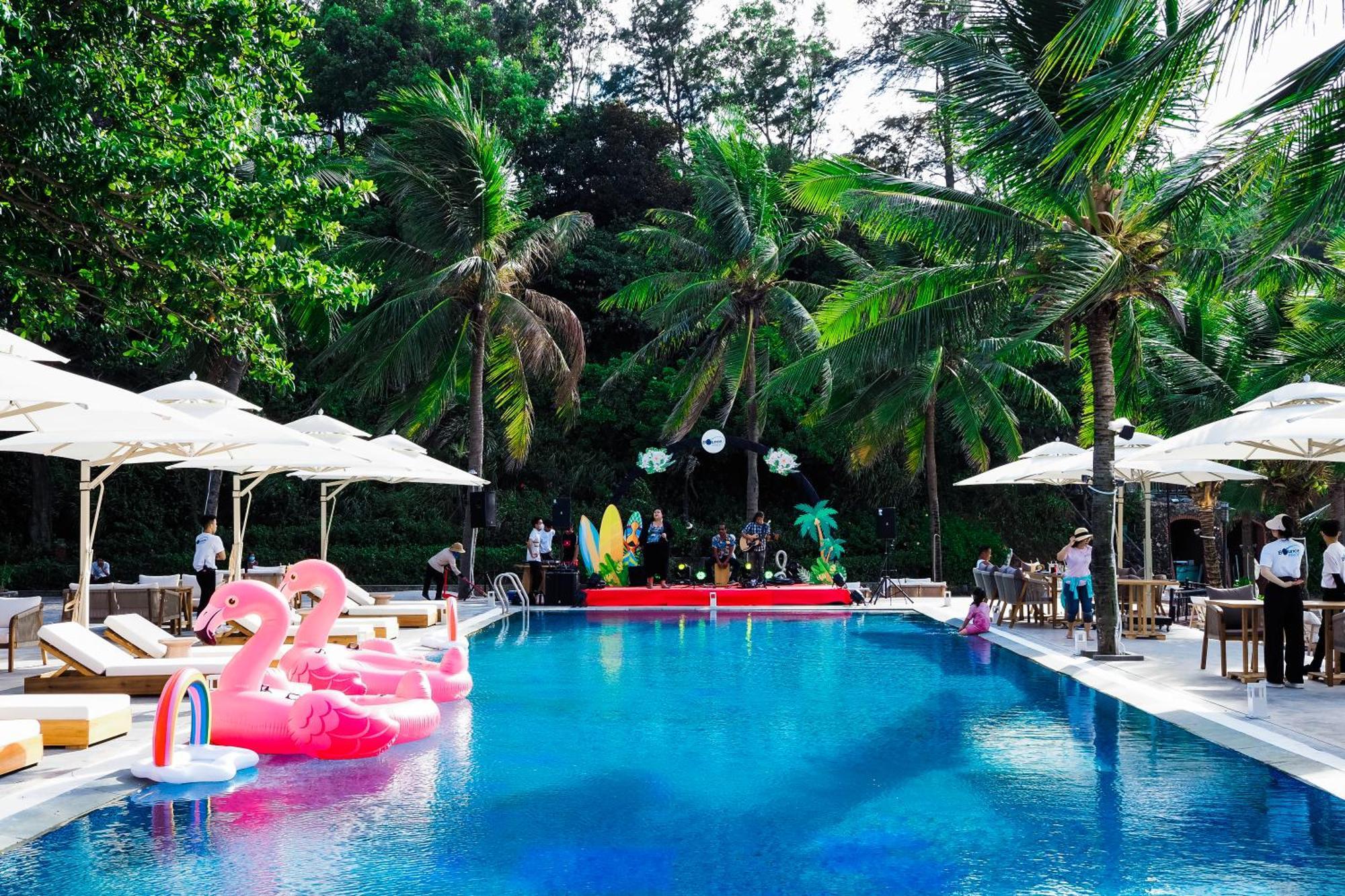 Resort Bounce And *