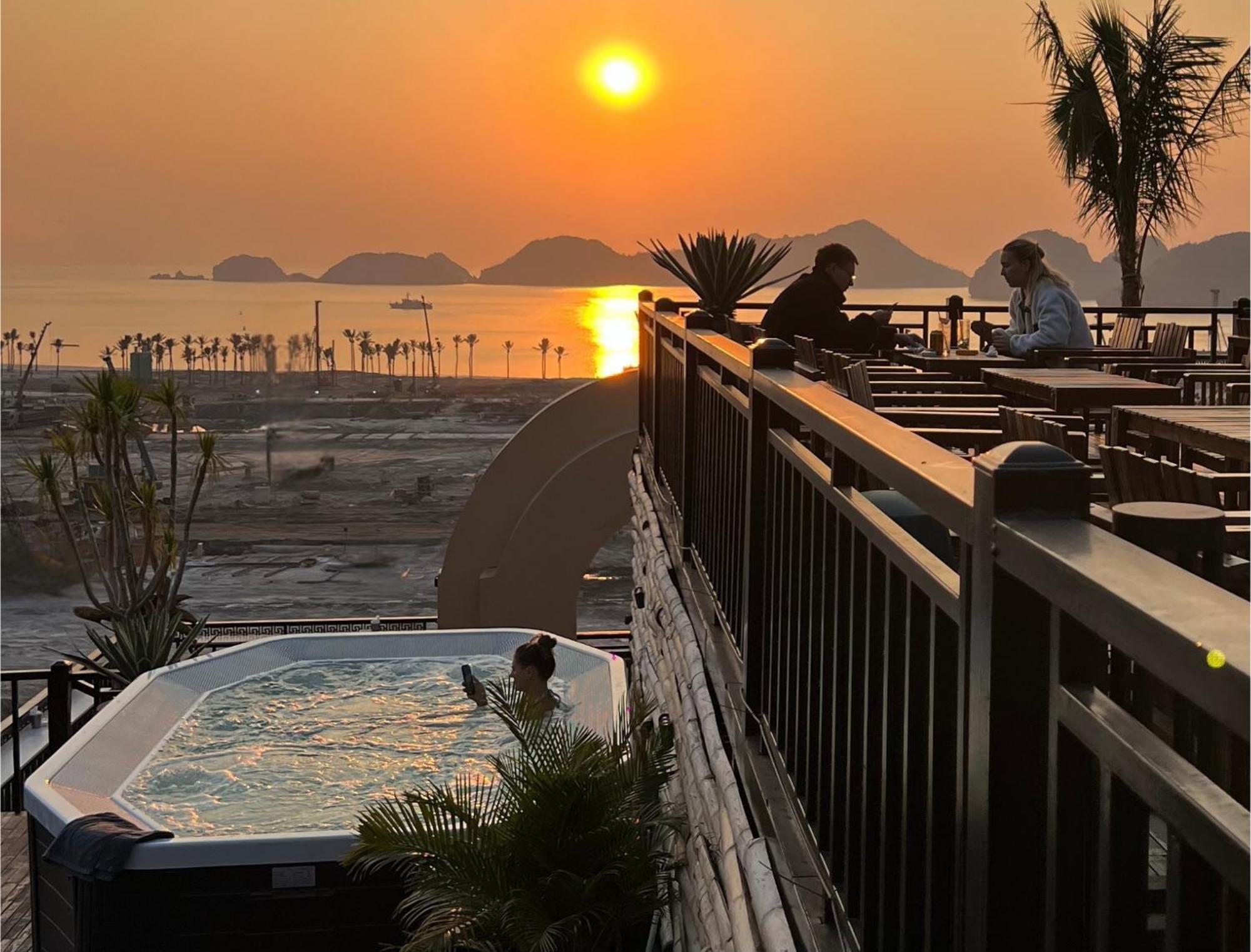 The One & Rooftop Bar Catba