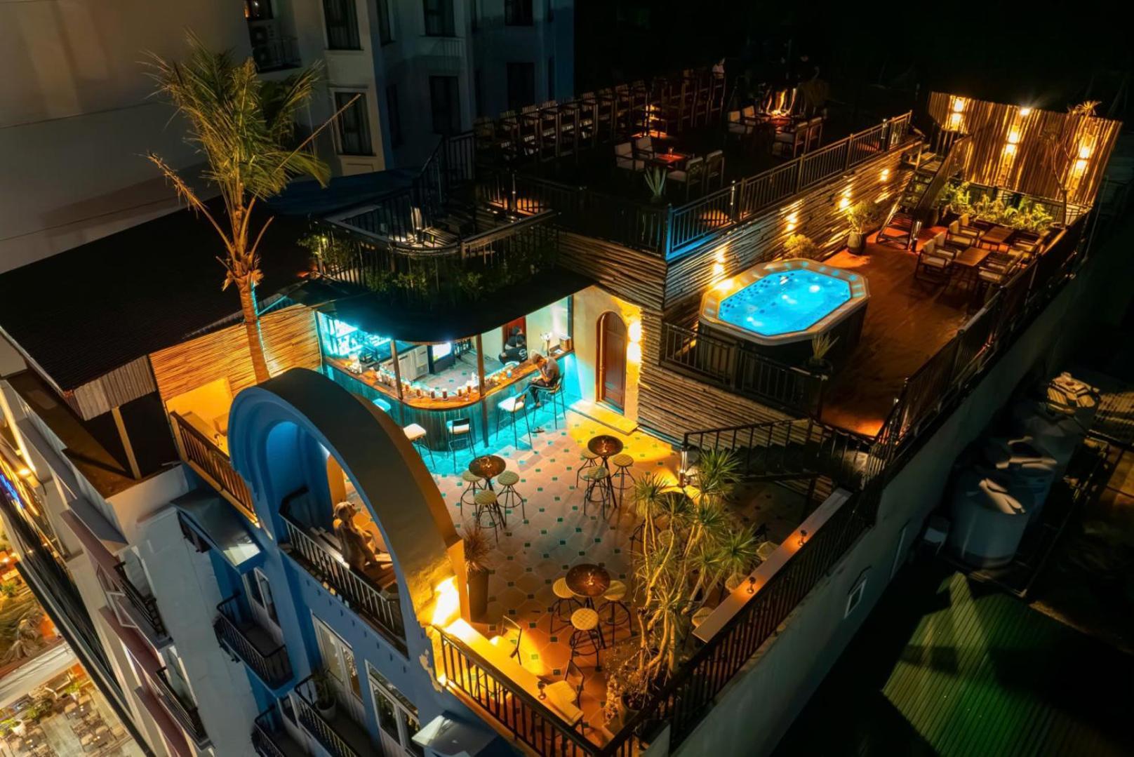 The One & Rooftop Bar Catba Hostel *