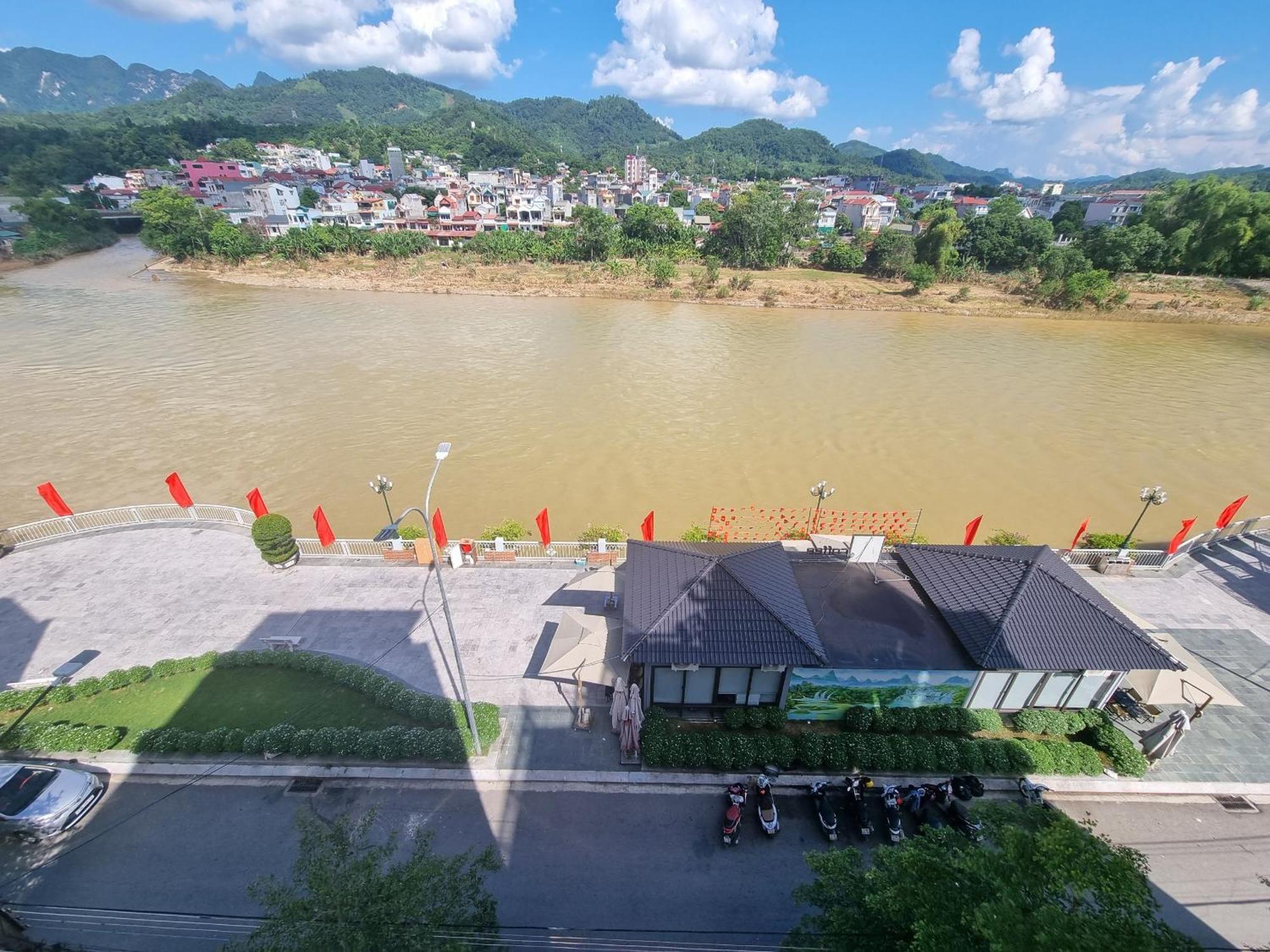 Clover House - & Motorbike * Cao Bang