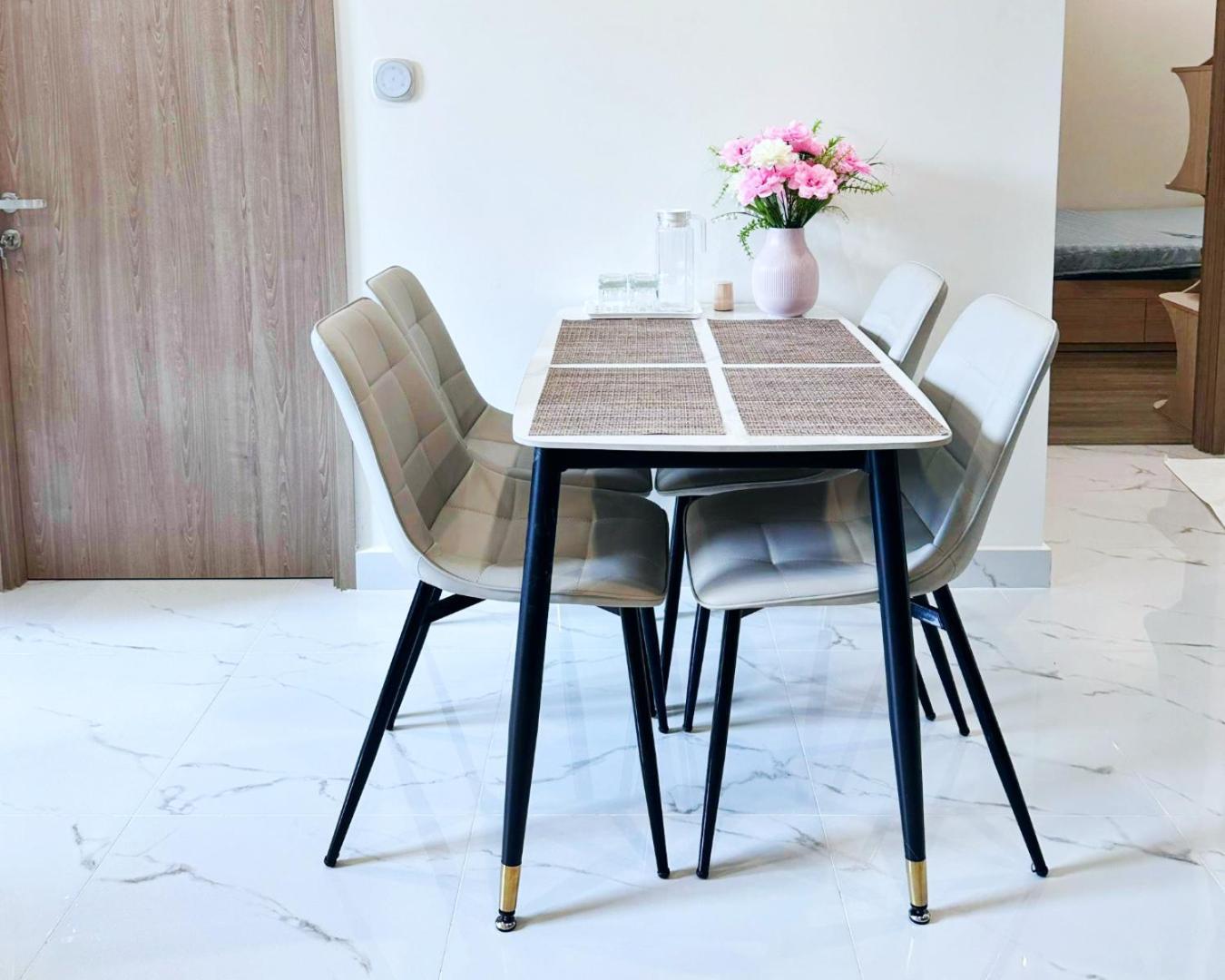 2 Phong Ngu Solari Nhin Cong Vien Lien Ke Vincom Mega Mall Apartment