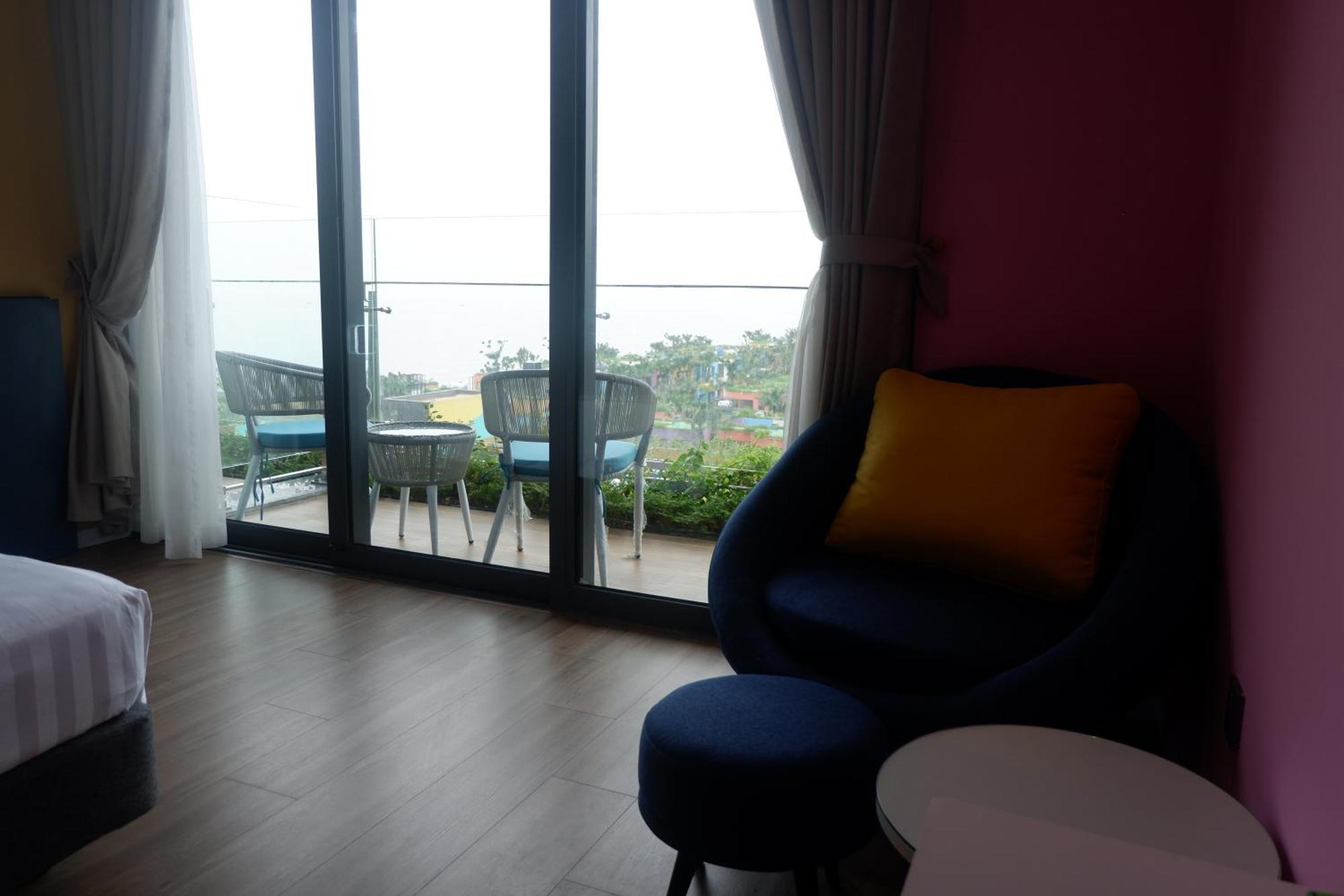 Saturday - 7th Floor Of Tien