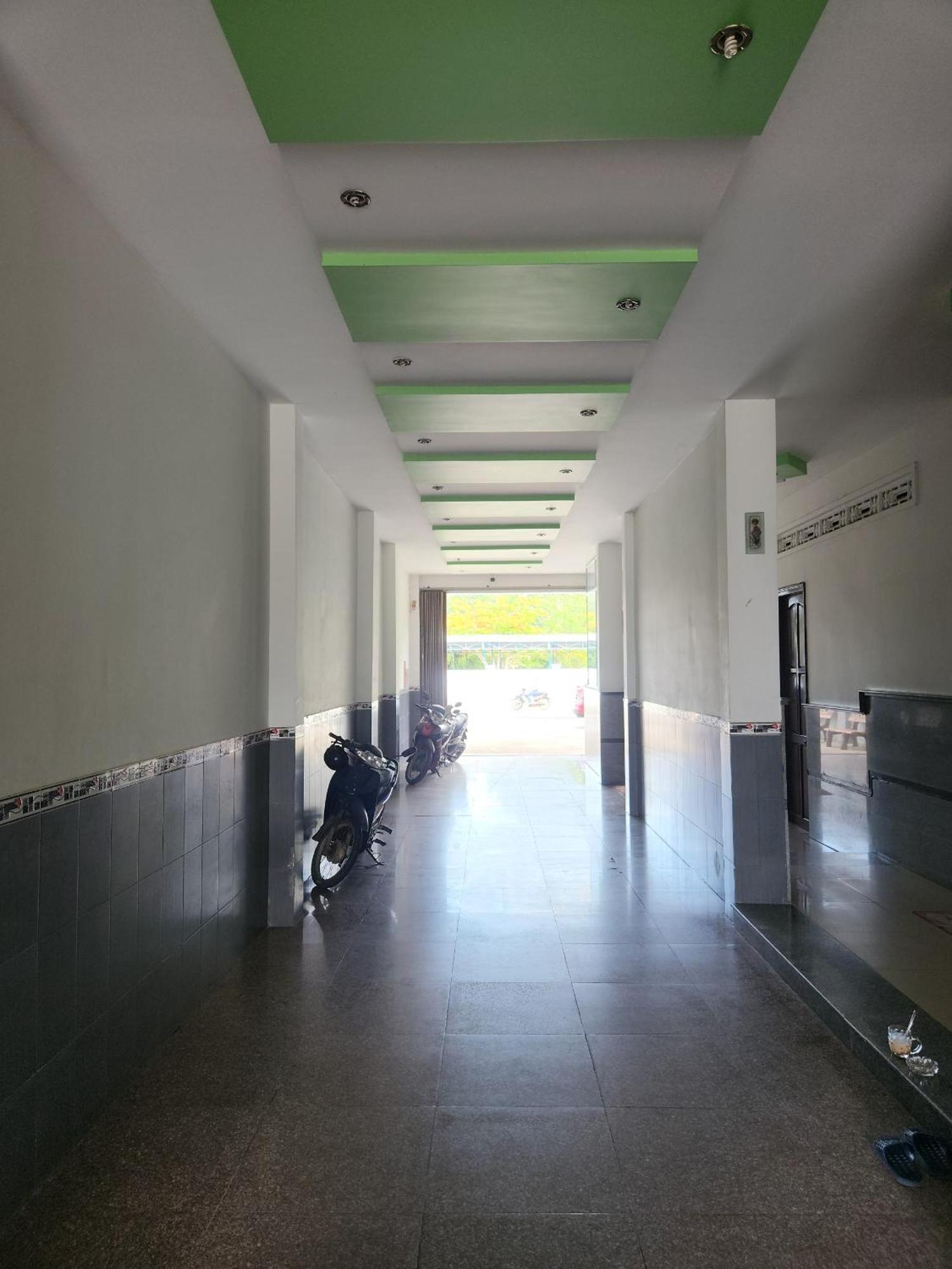 Khach San Laura Hotel *