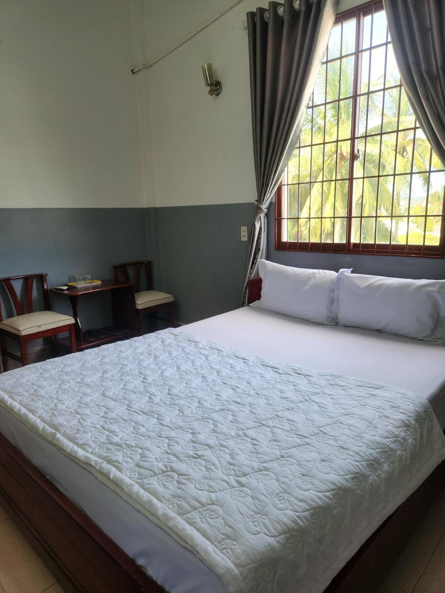 Khach San Laura Hotel *