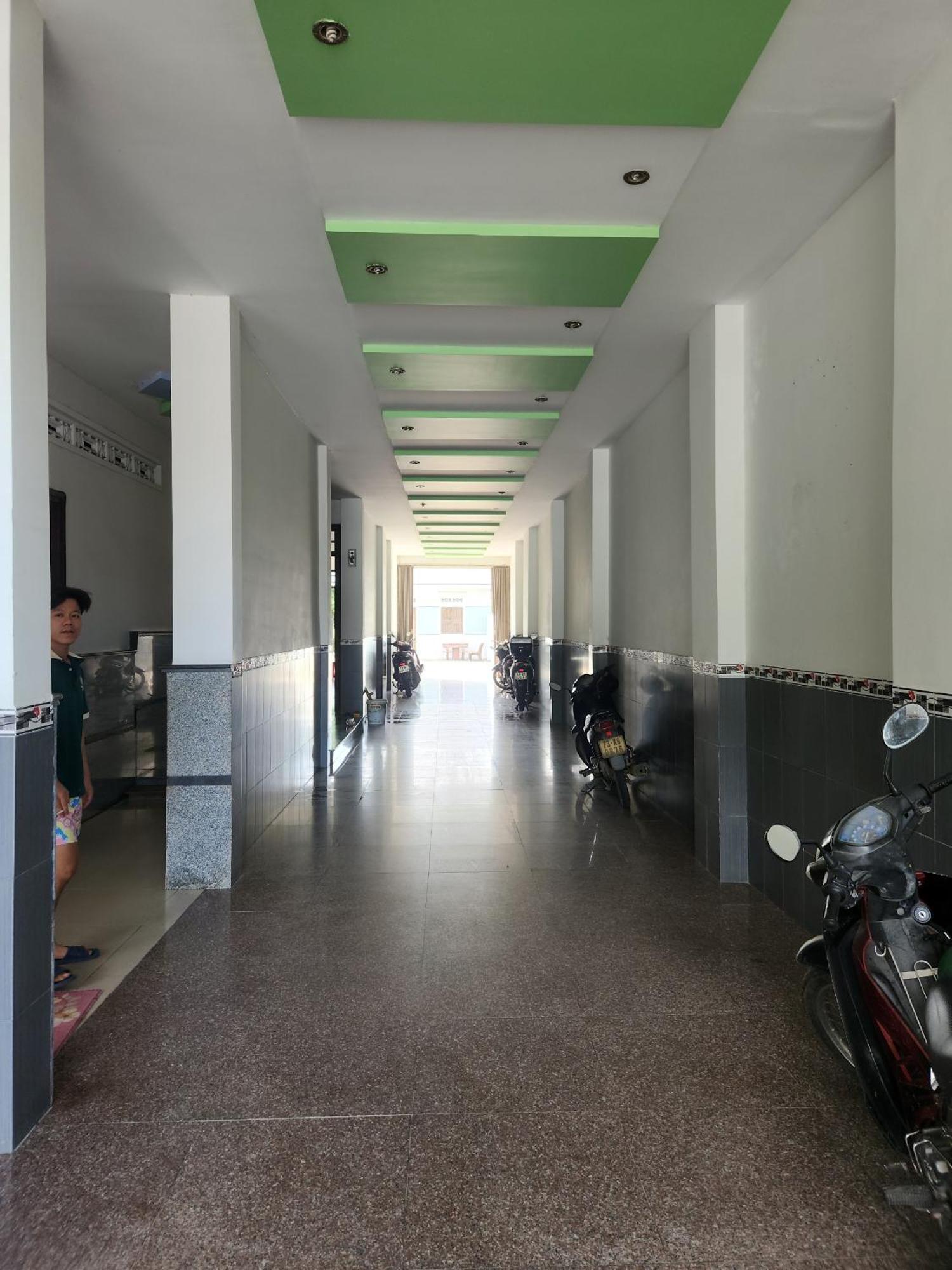 Khach San Laura Hotel *