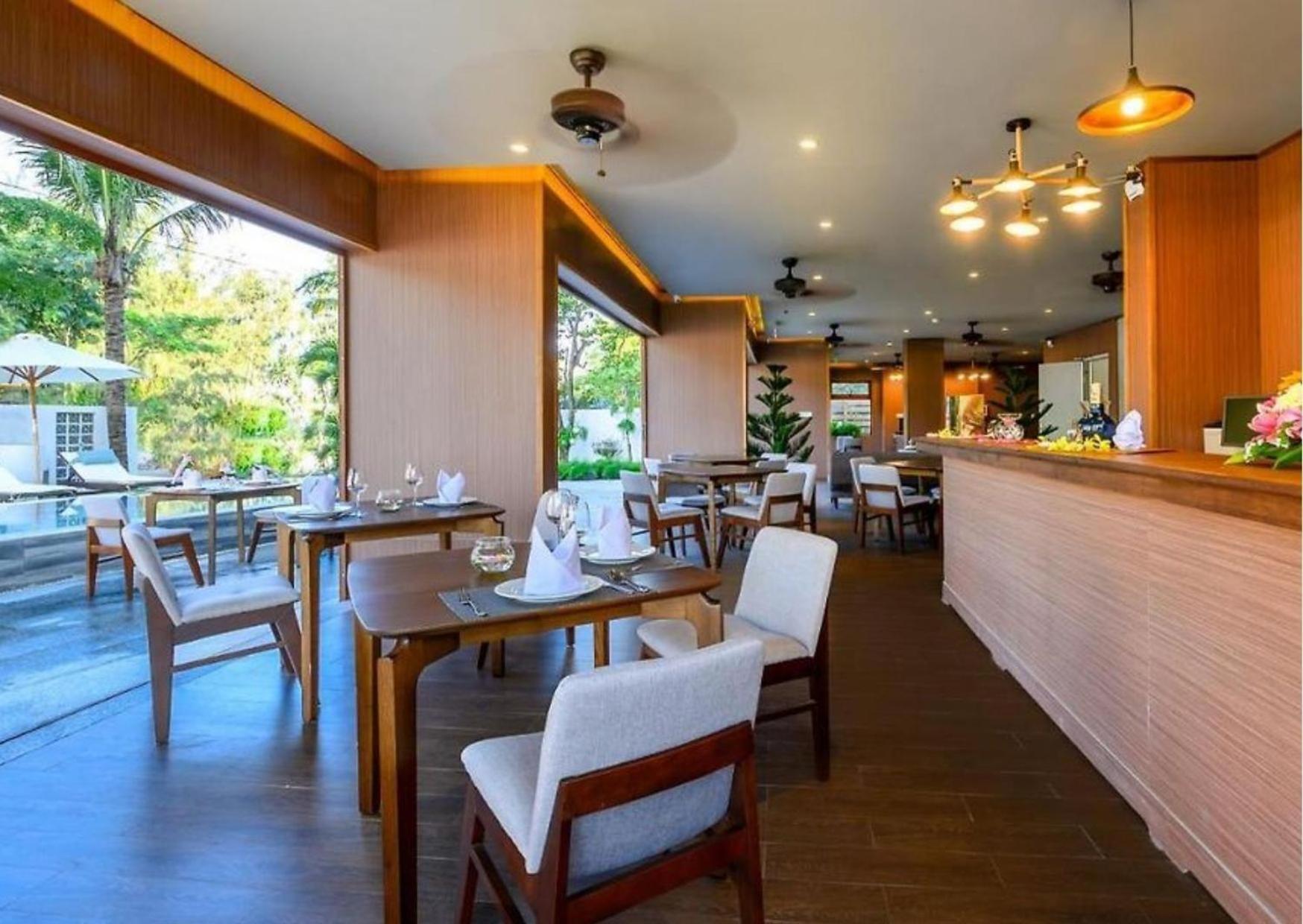 Ocean Front Khách sạn 4*