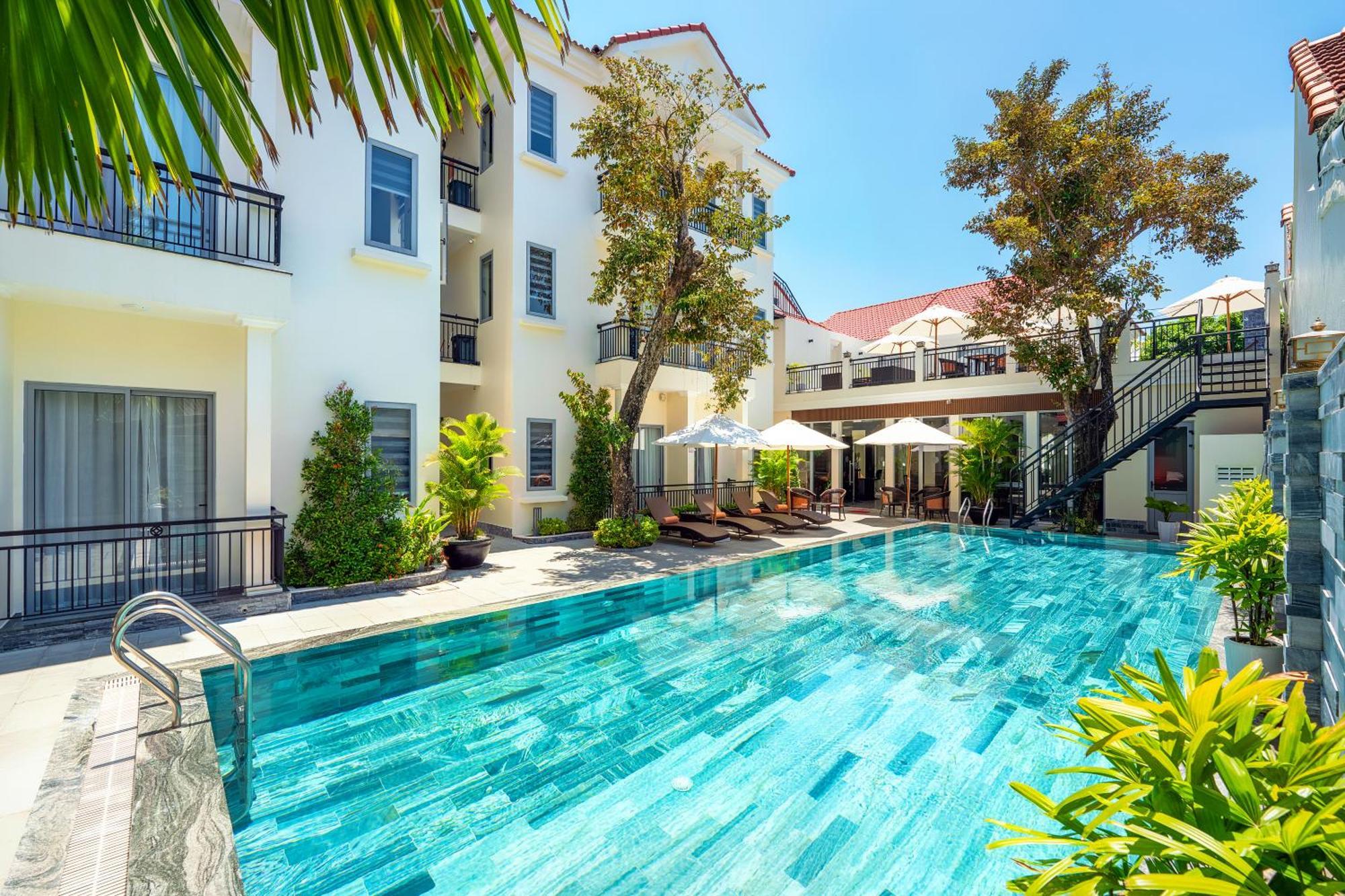 Khách sạn hẻo lánh Full Moon & -