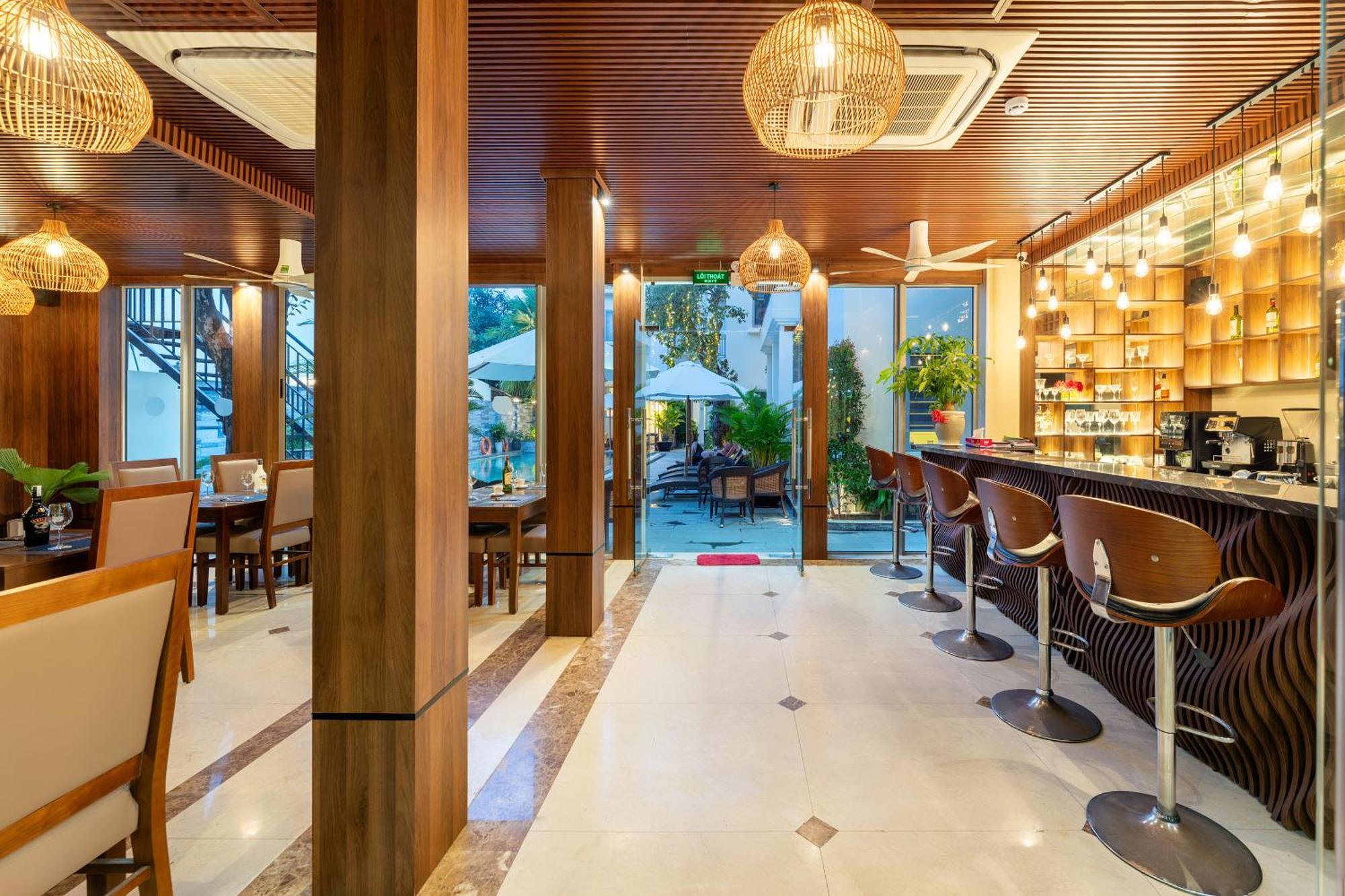 Khách sạn hẻo lánh Full Moon & - 4*