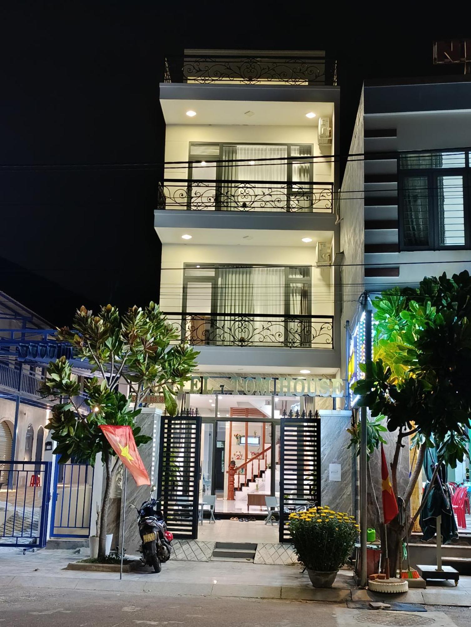 Hotel Tom House *