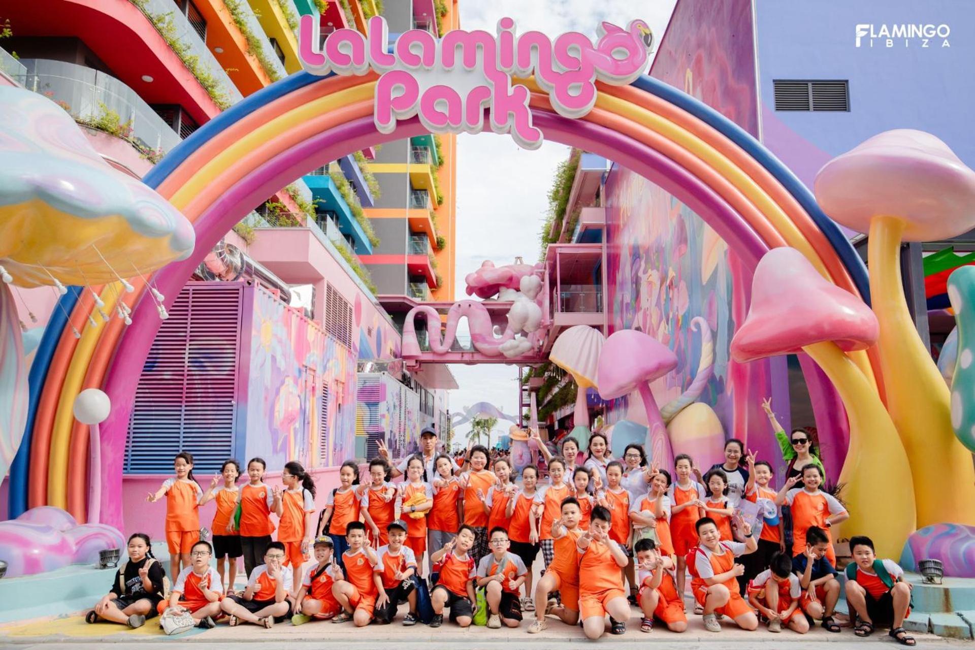 Flamingo Tien * Hoang Hoa