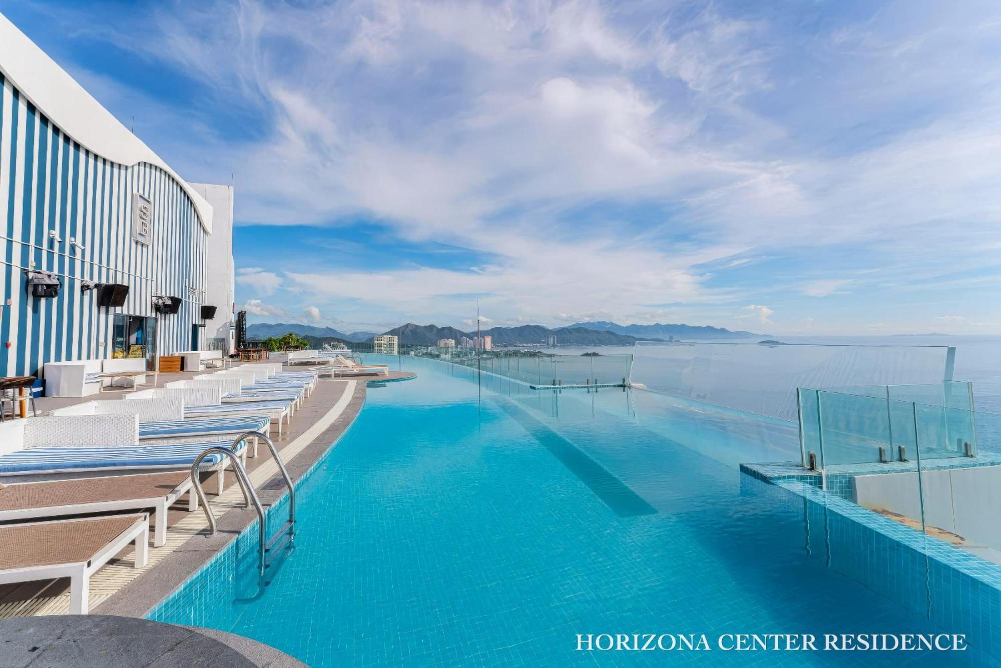 Grand Oceanfront Premier Centre Apartment