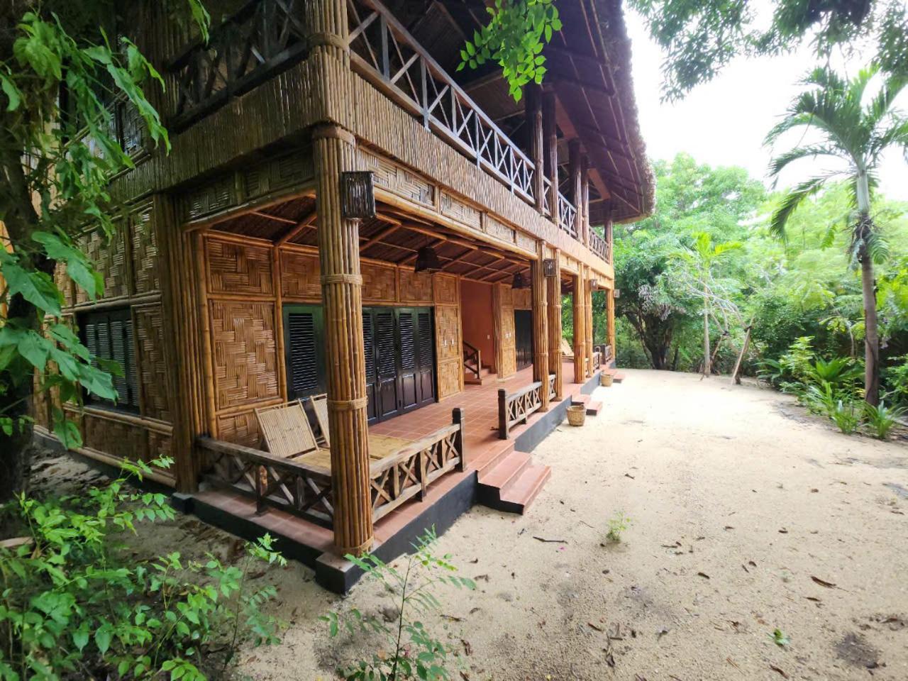Whale Island Resort Dam Mon