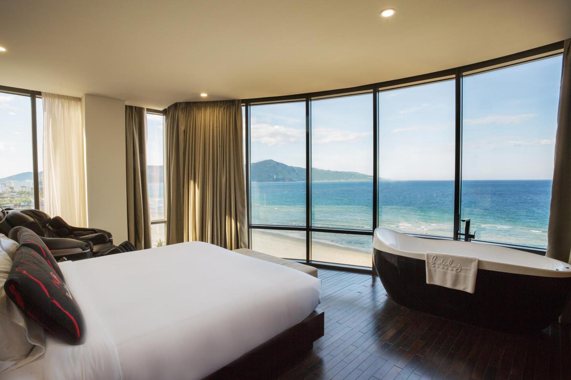 Holiday Beach Hotel Danang 5*
