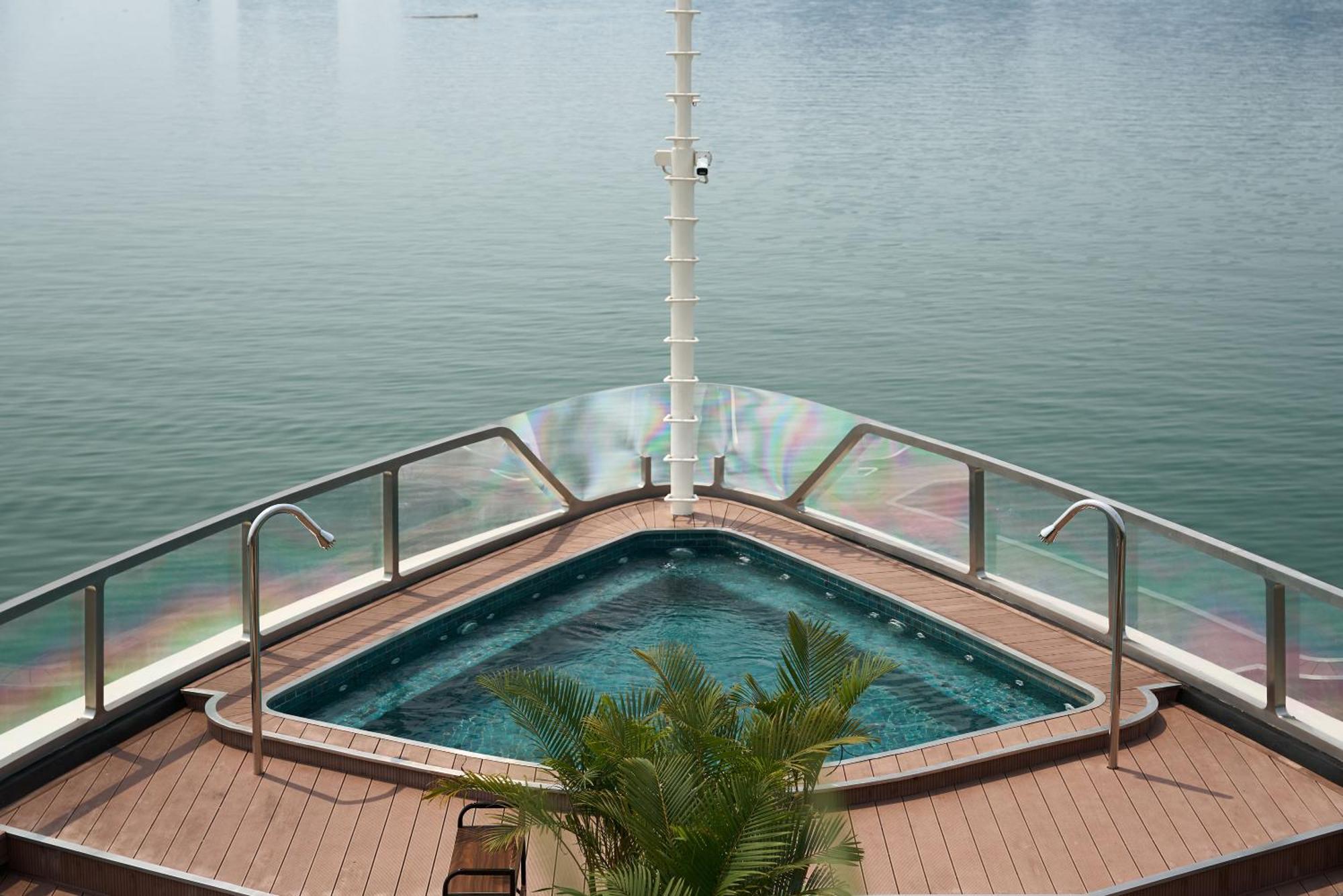Botel Calista Halong Bay Cruise 5*