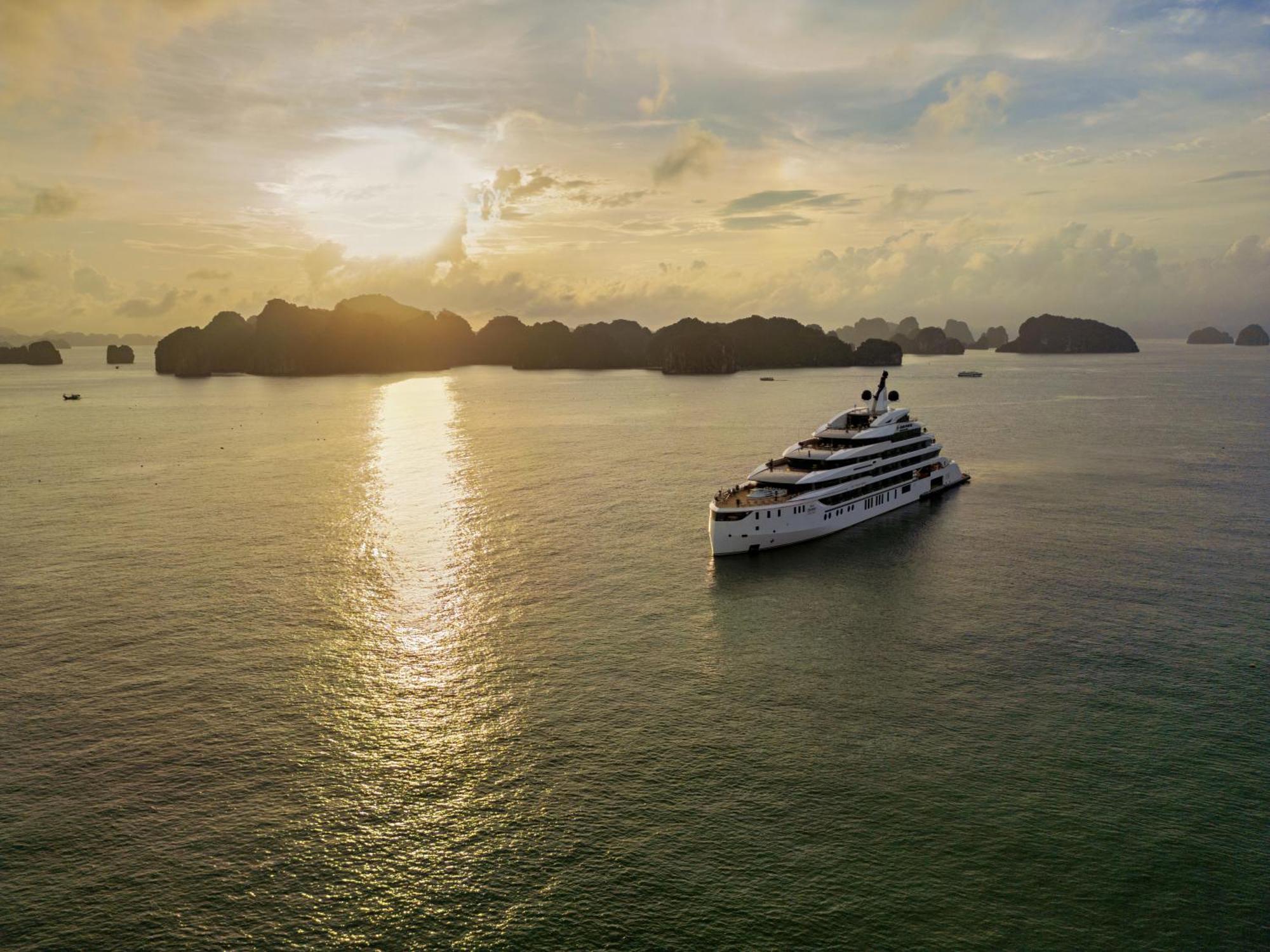Halong Bay Cruises Botel 5*