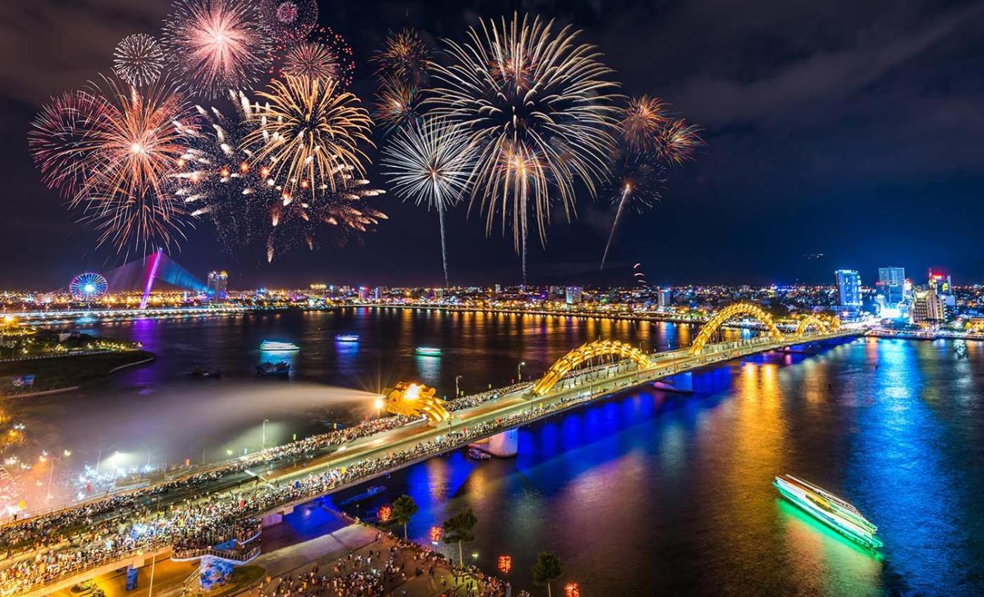 Hotel Moonlight & - Center, High Floor, Great Location & Great Views & Dragon Bridge Views
