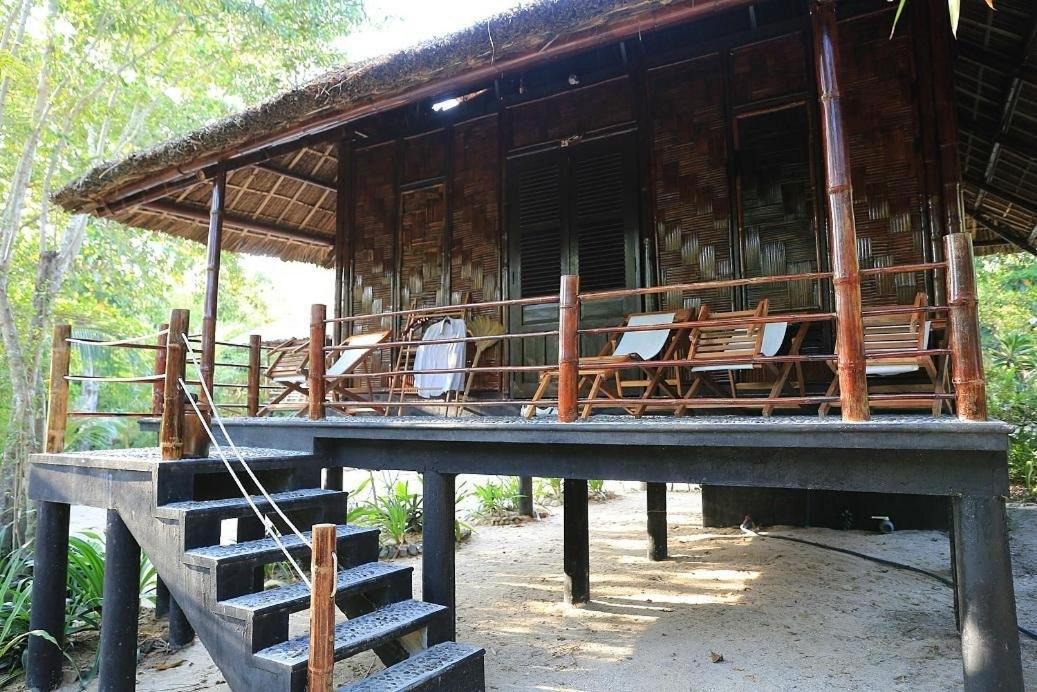 Resort Whale Island Dam Mon
