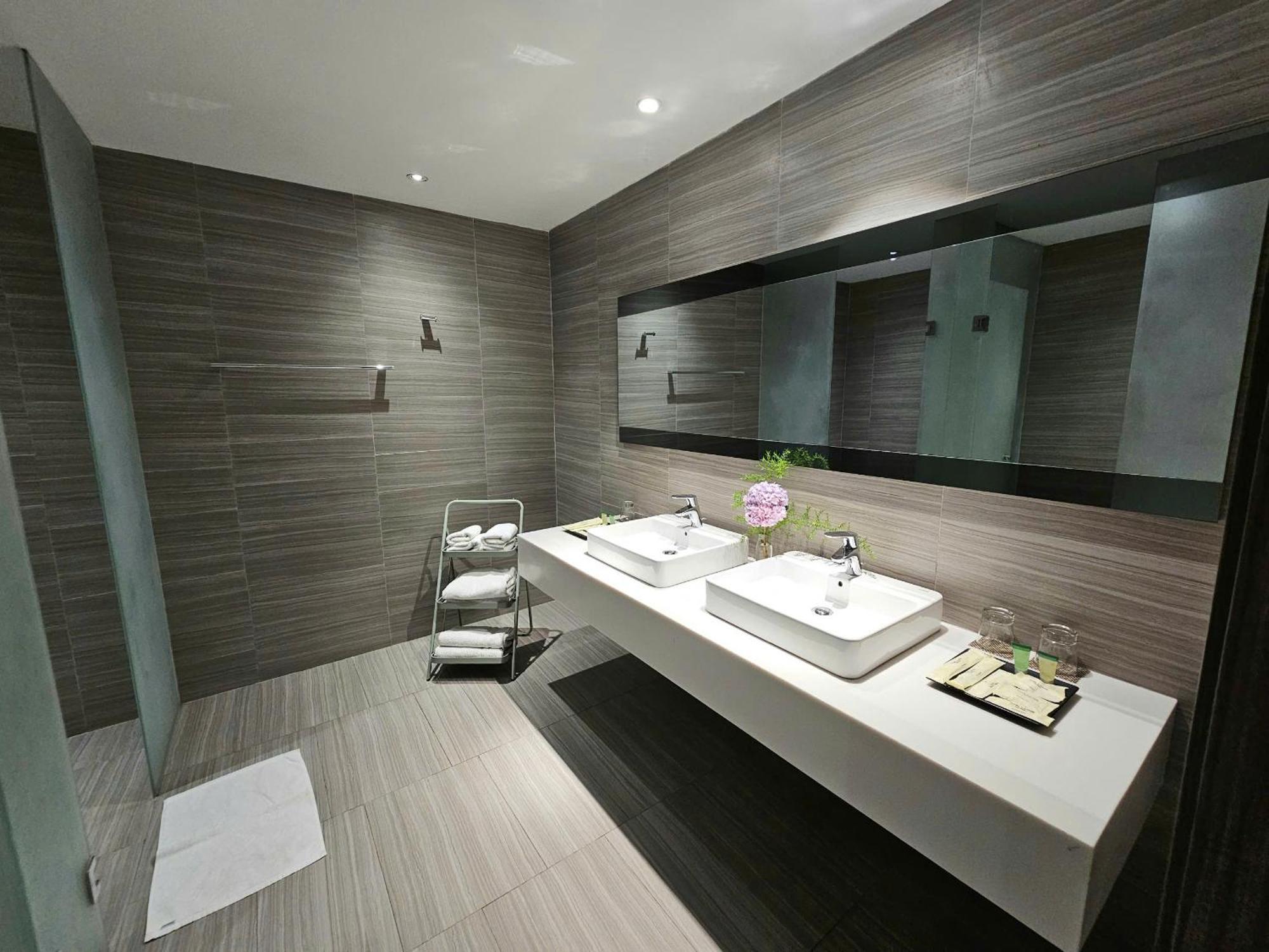 The Luxe 3*