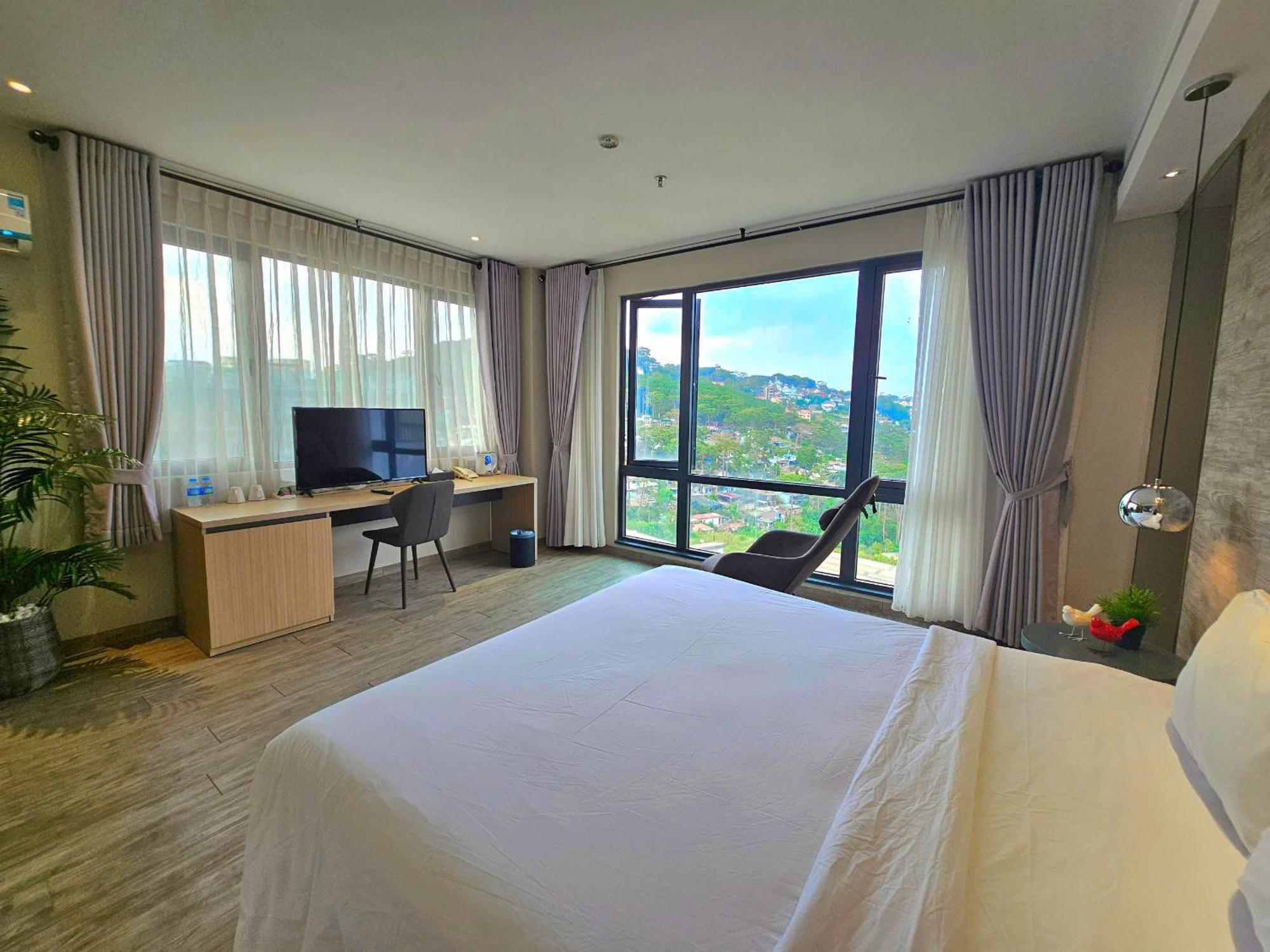 The Luxe Khách sạn