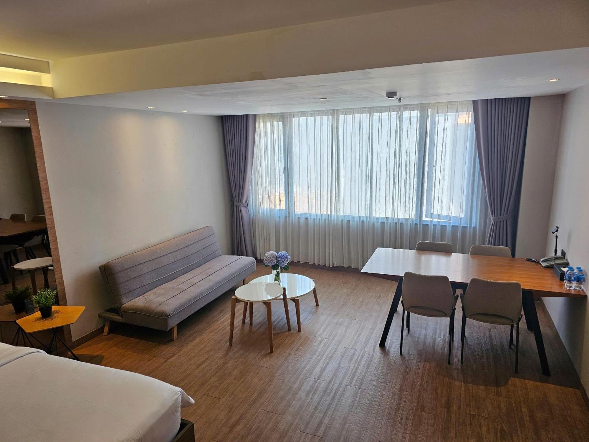 The Luxe Khách sạn