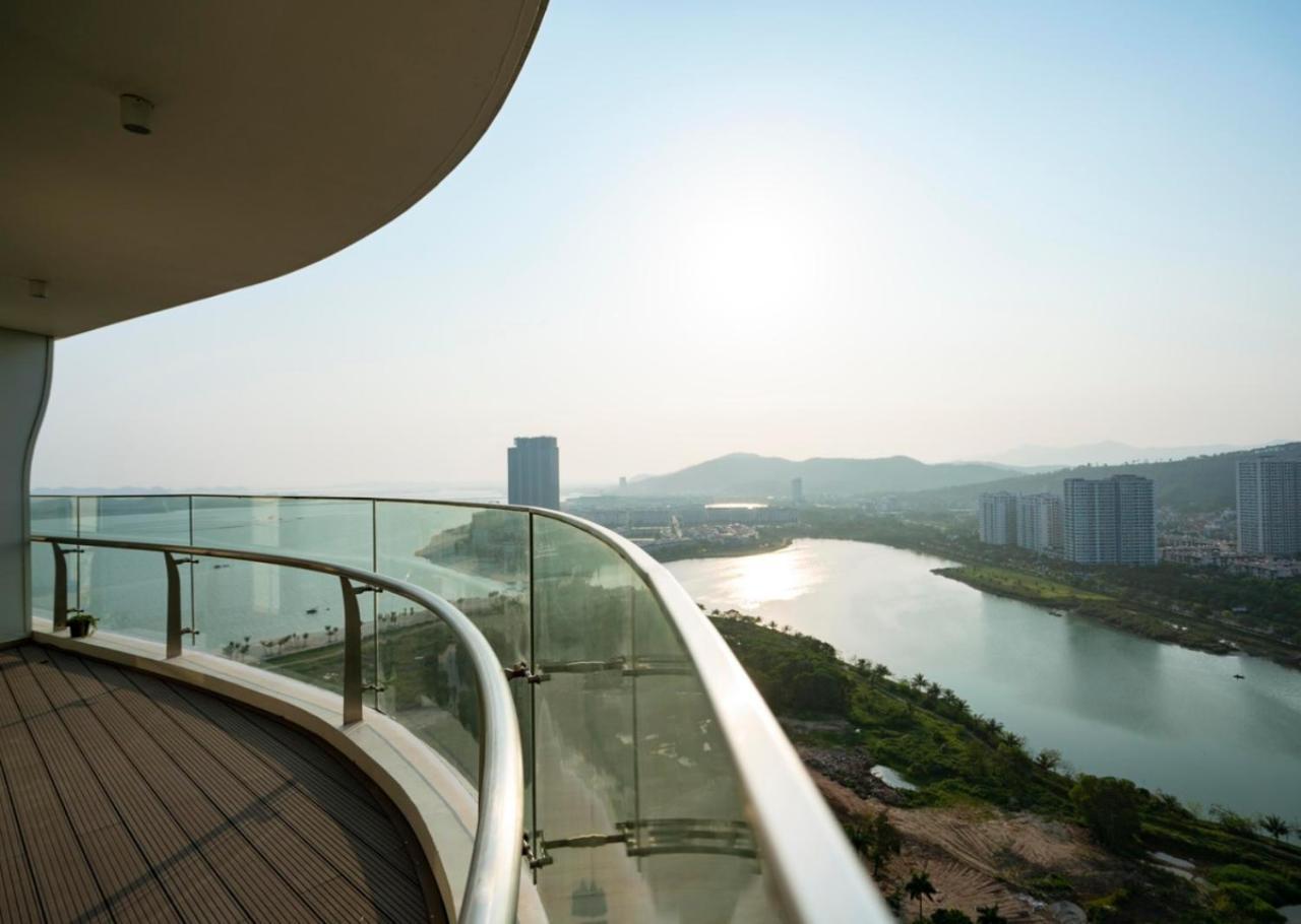 Bay View Halong Panoramic Bay View Luxury Aparthotel *