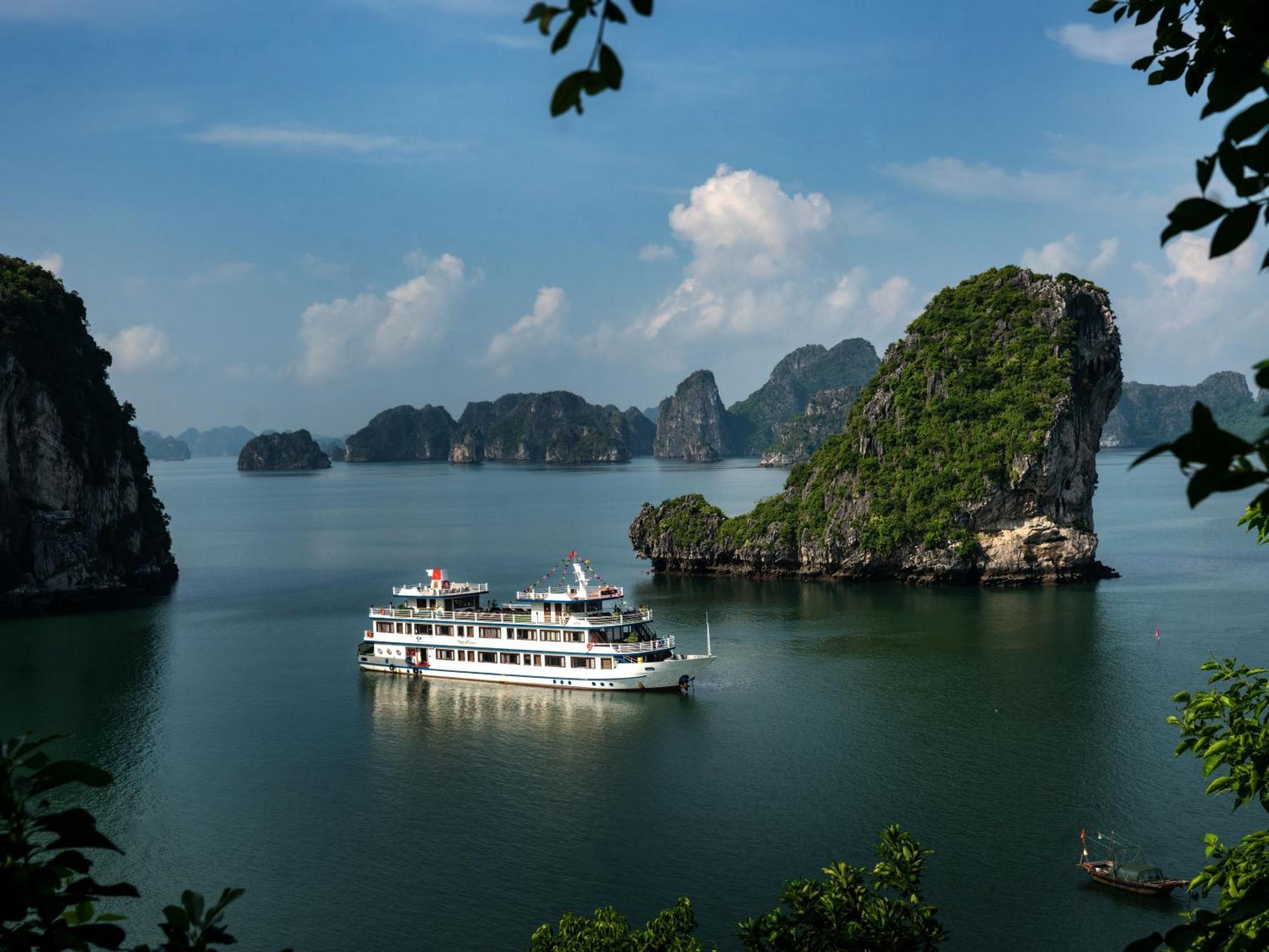  Swan Cruises Halong Ha Long