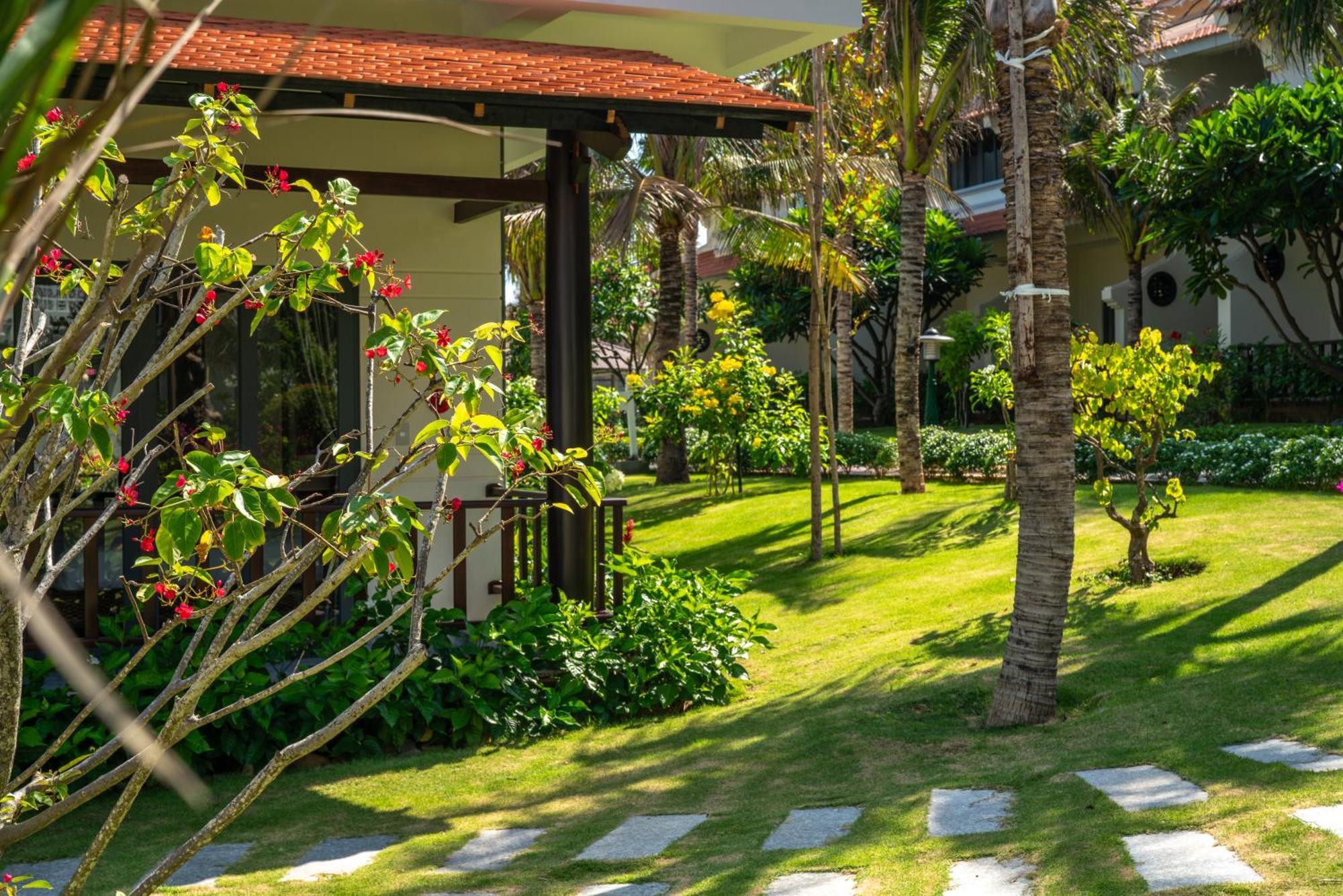 Blooming Lotus Resort *