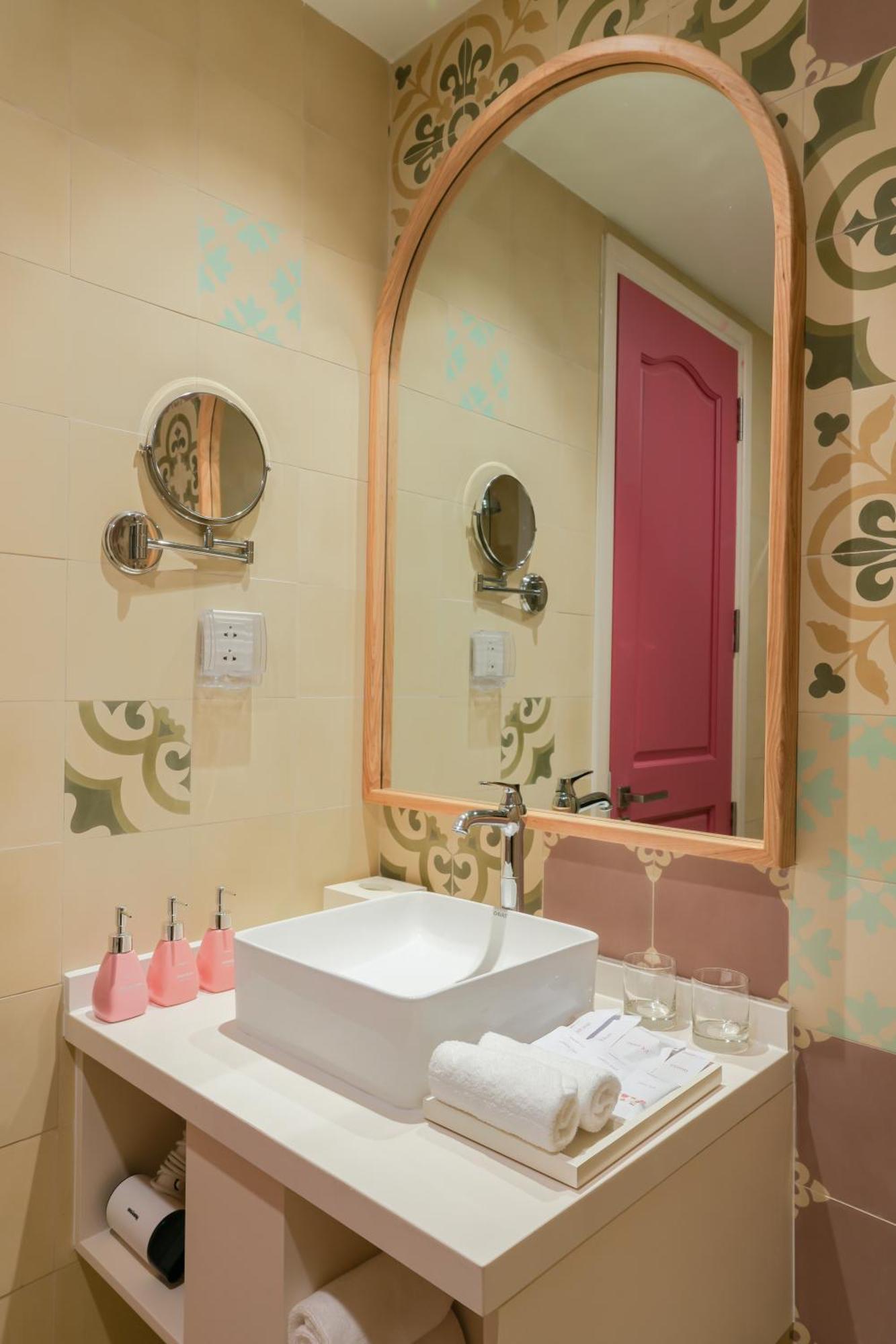 Moodhoian Riverside & 4*
