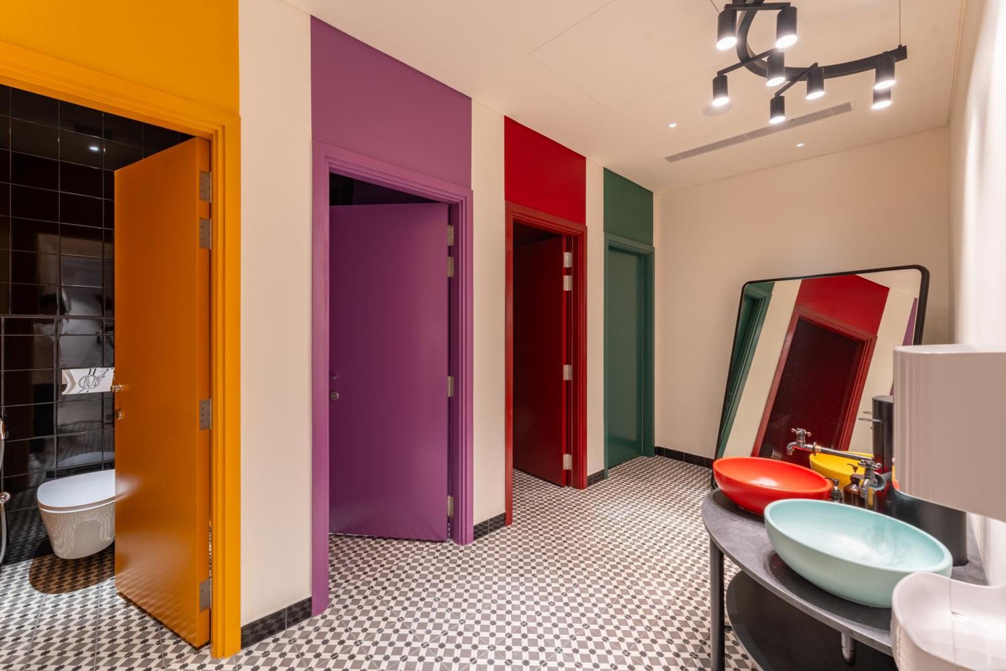 Hotel Wink - 24hrs & Rooftop Pool Bar