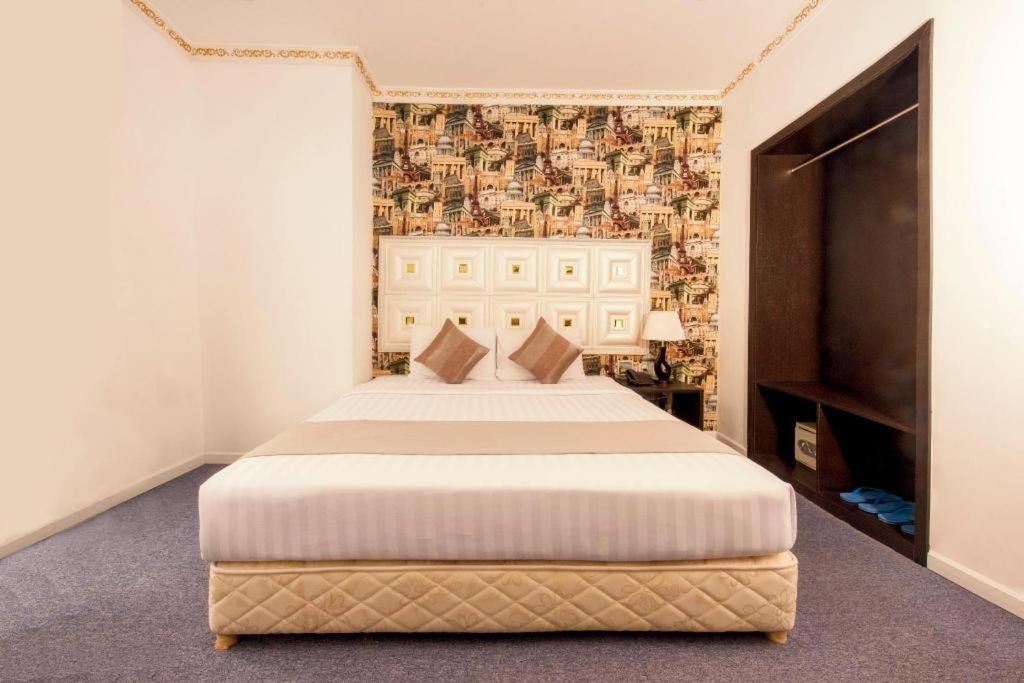 Golden Crown Saigon Hotel 3*