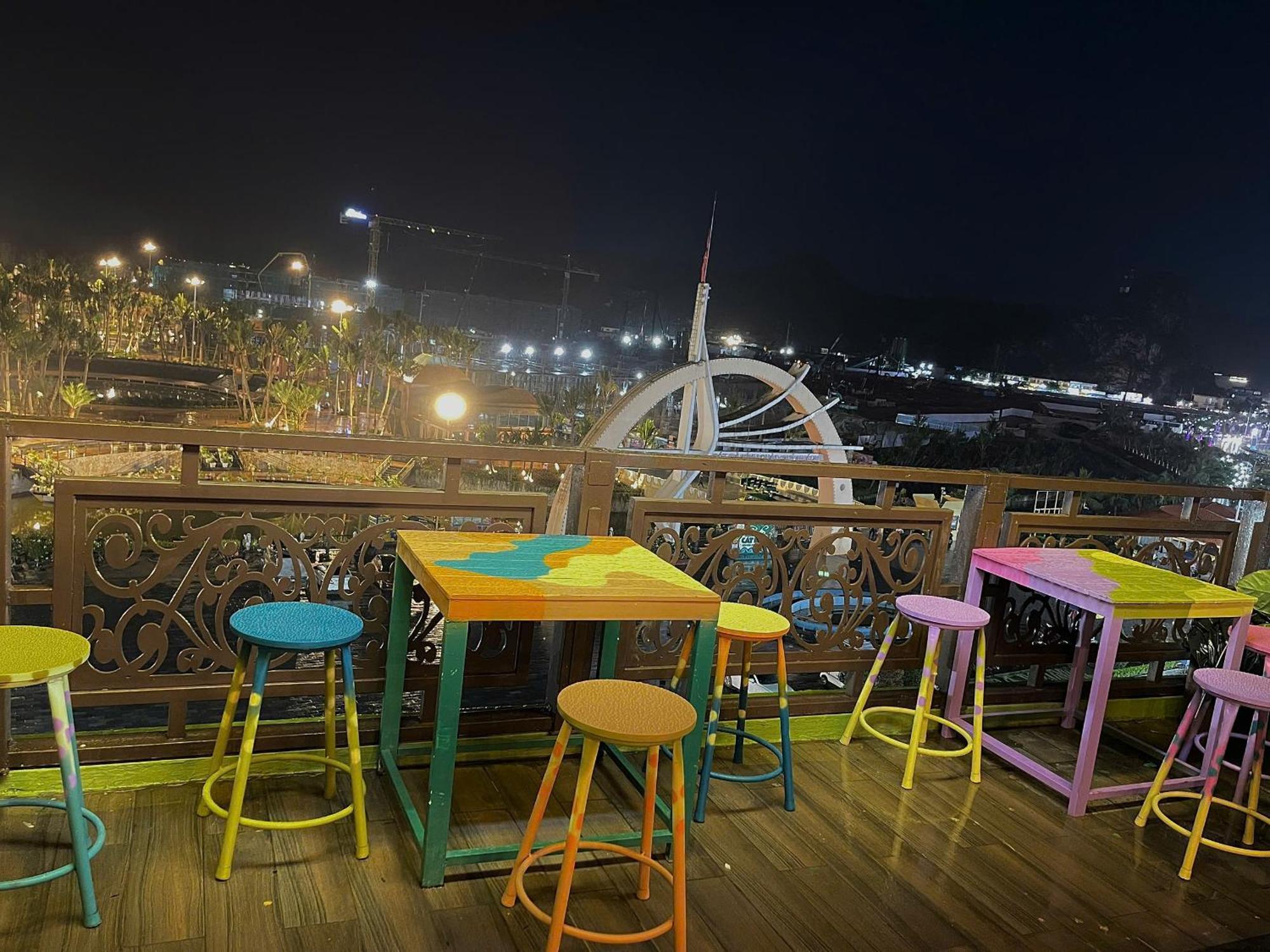 Catba Pod - Restaurant And Rooftop Bar Hostel