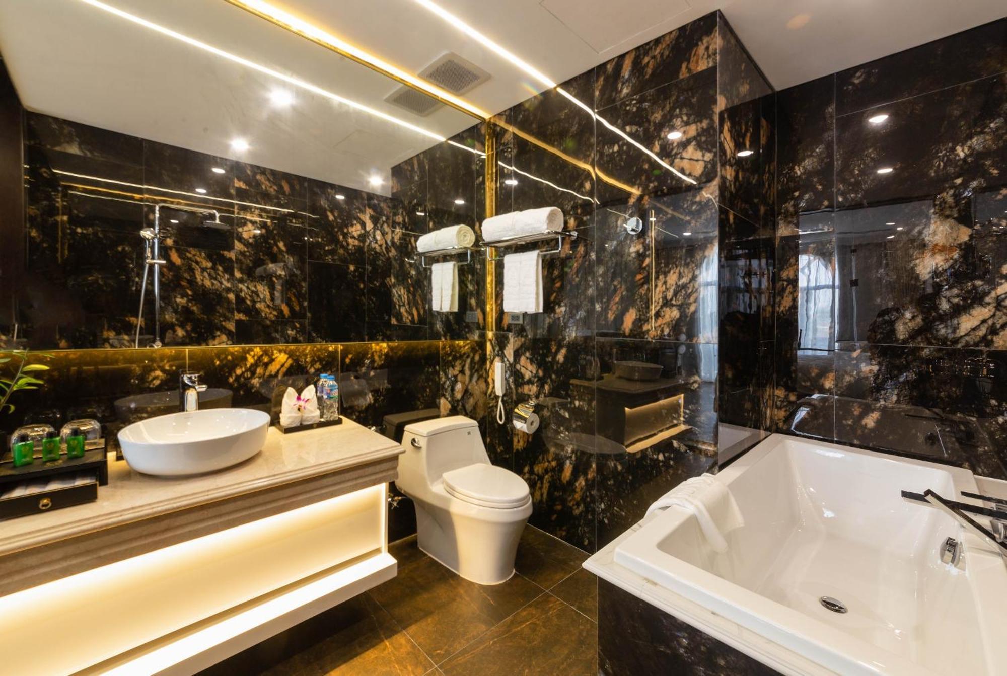 Adamo Hotel 5*