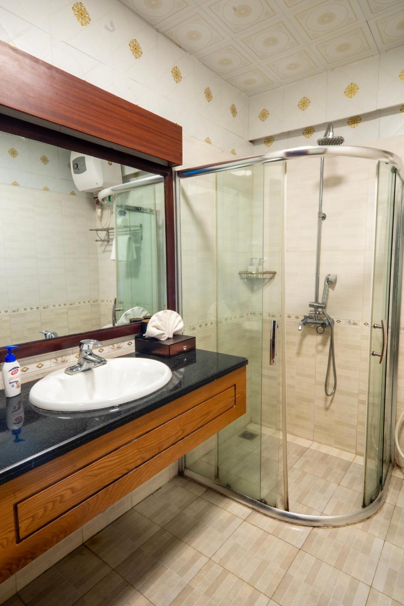 Elegance Hotel