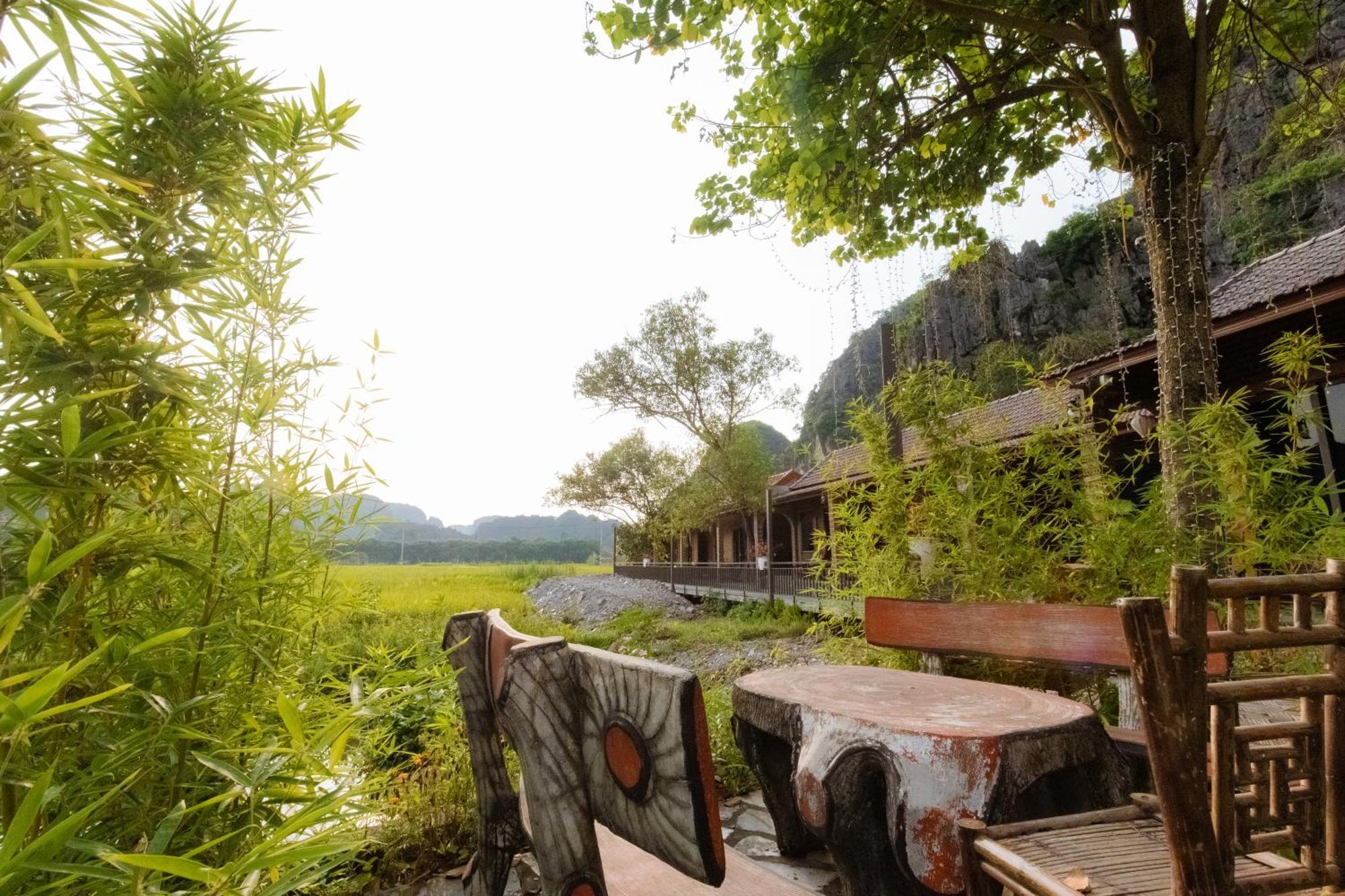 Tam Coc Mr Loa & *
