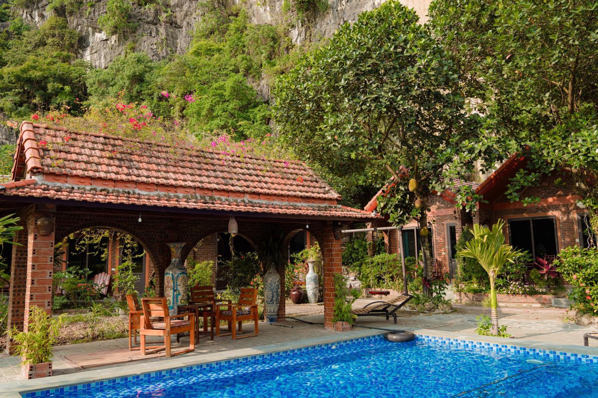 Tam Coc Mr Loa & *