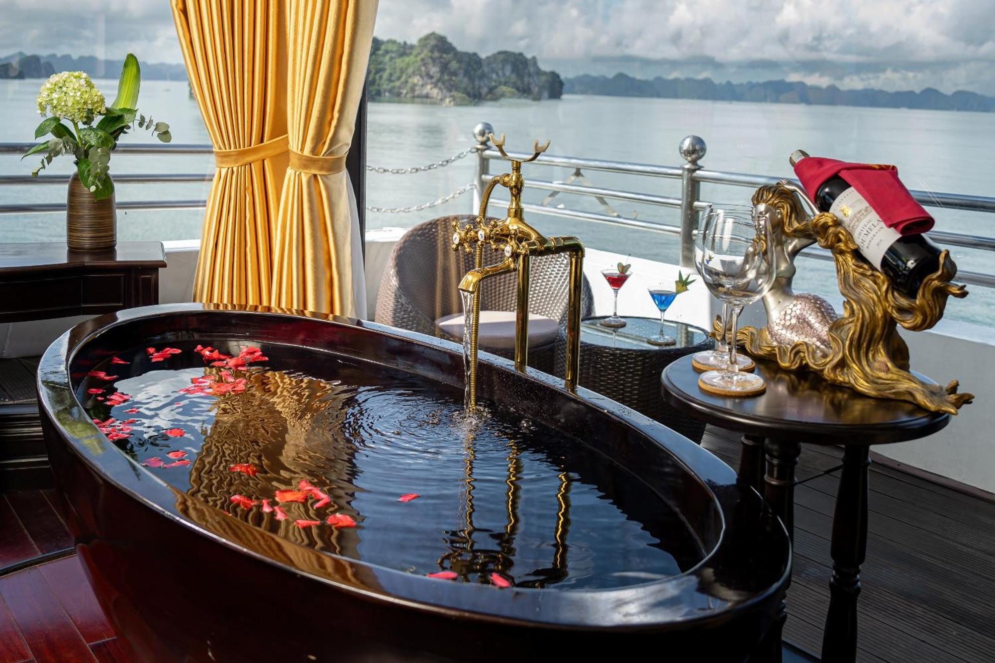 Athena Royal Cruise - Luxury In Halong Bay  5*