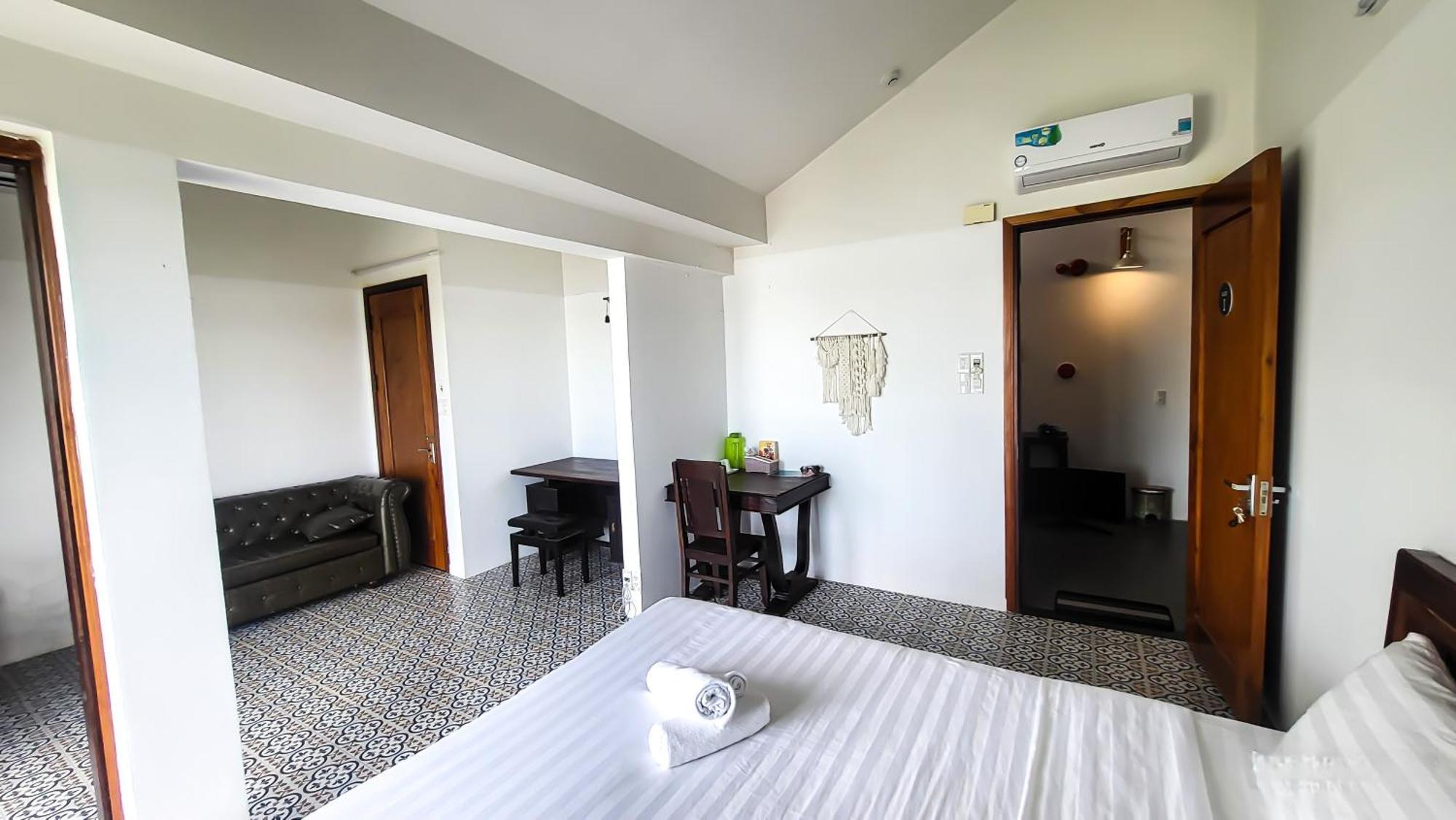 Autumn Bay Retreat Hotel *