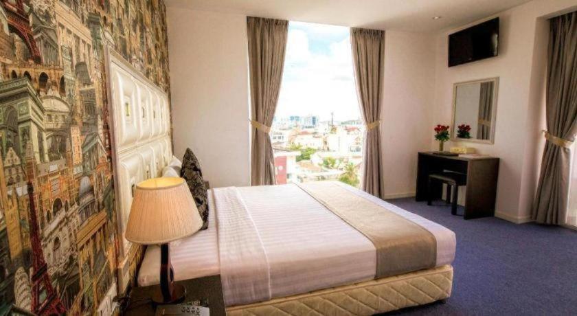 Golden Crown Saigon 3*
