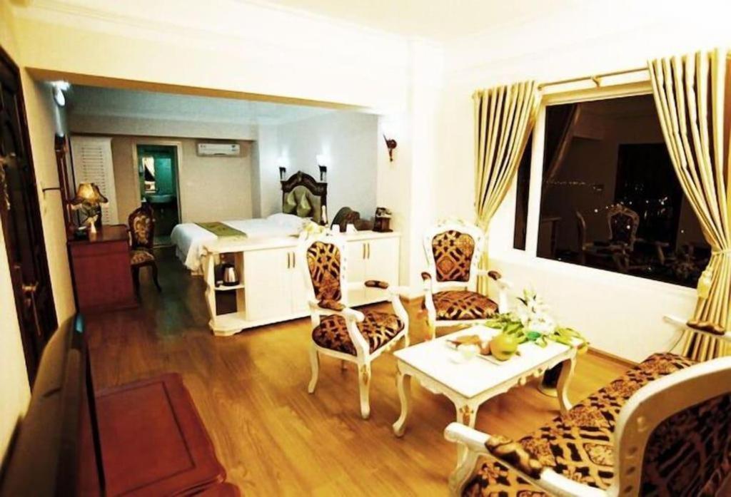 Classic Hoang Long Hotel 3*