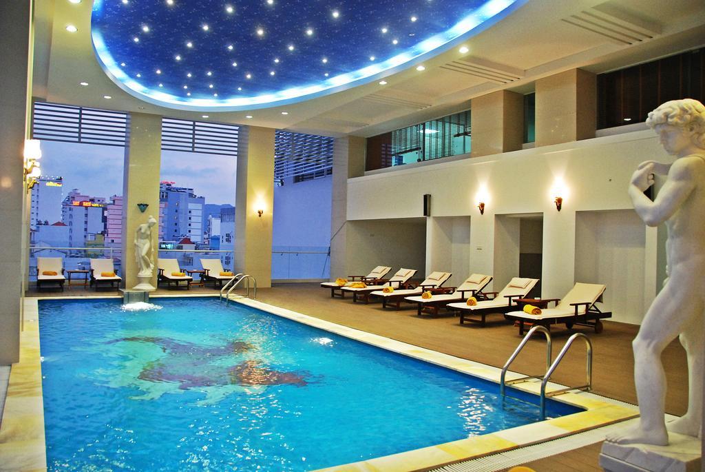 Khách sạn World
